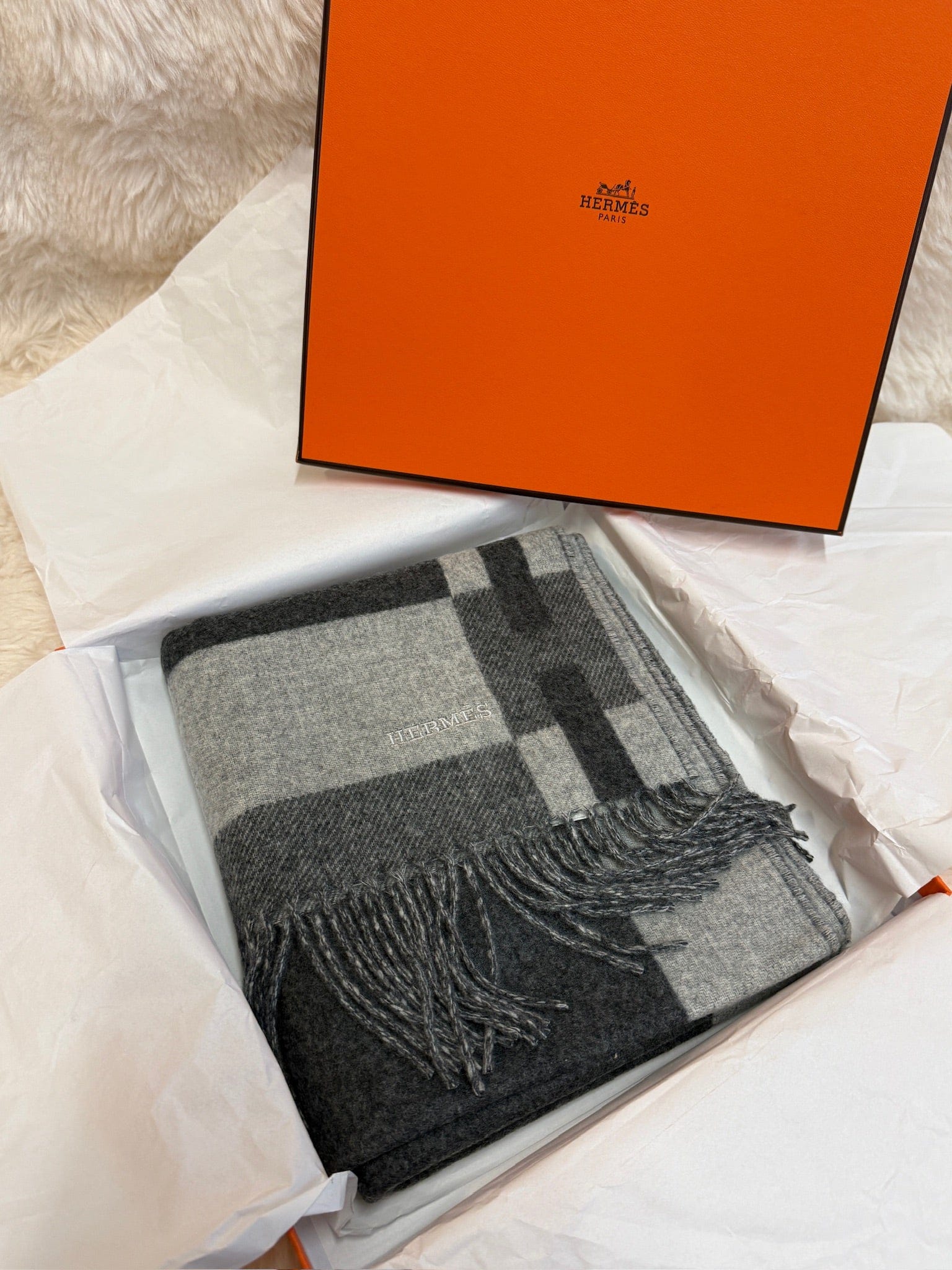 LUXURY PROMISE Hermès Cashmere Scarf – Grey Check Pattern