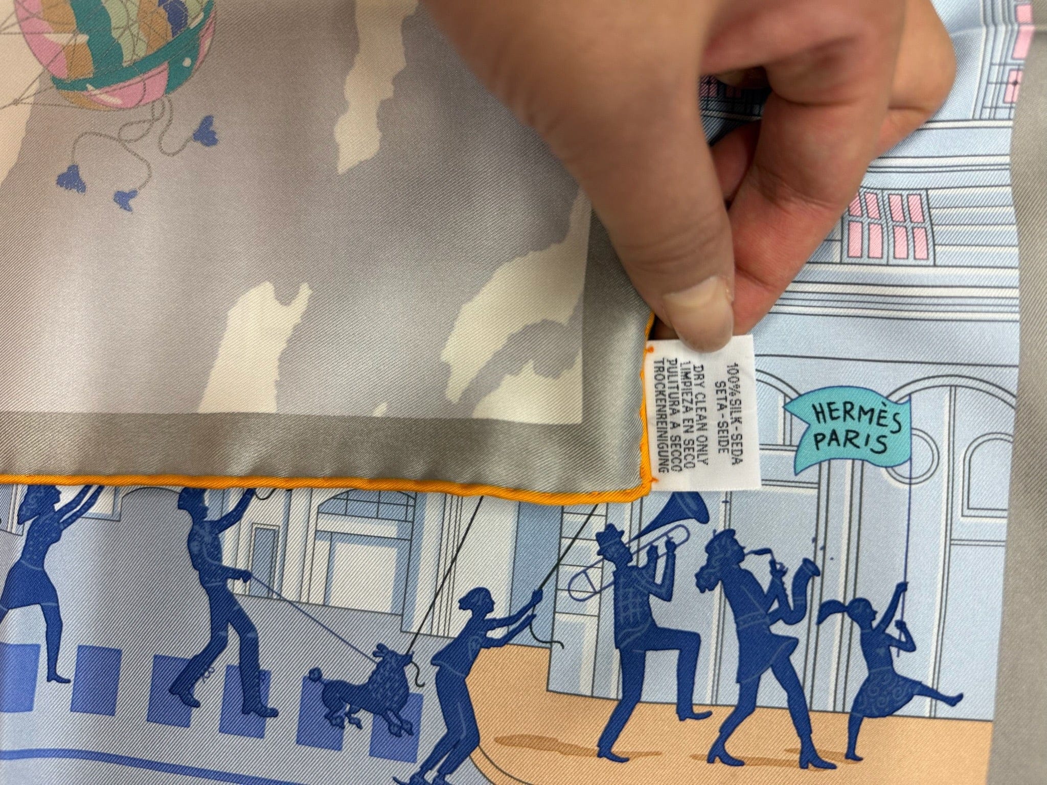 LUXURY PROMISE Hermès "Hermès Parade" 90cm Silk Scarf – Whimsical Balloon & Parade Motif – 2024 Autumn/Winter Collection