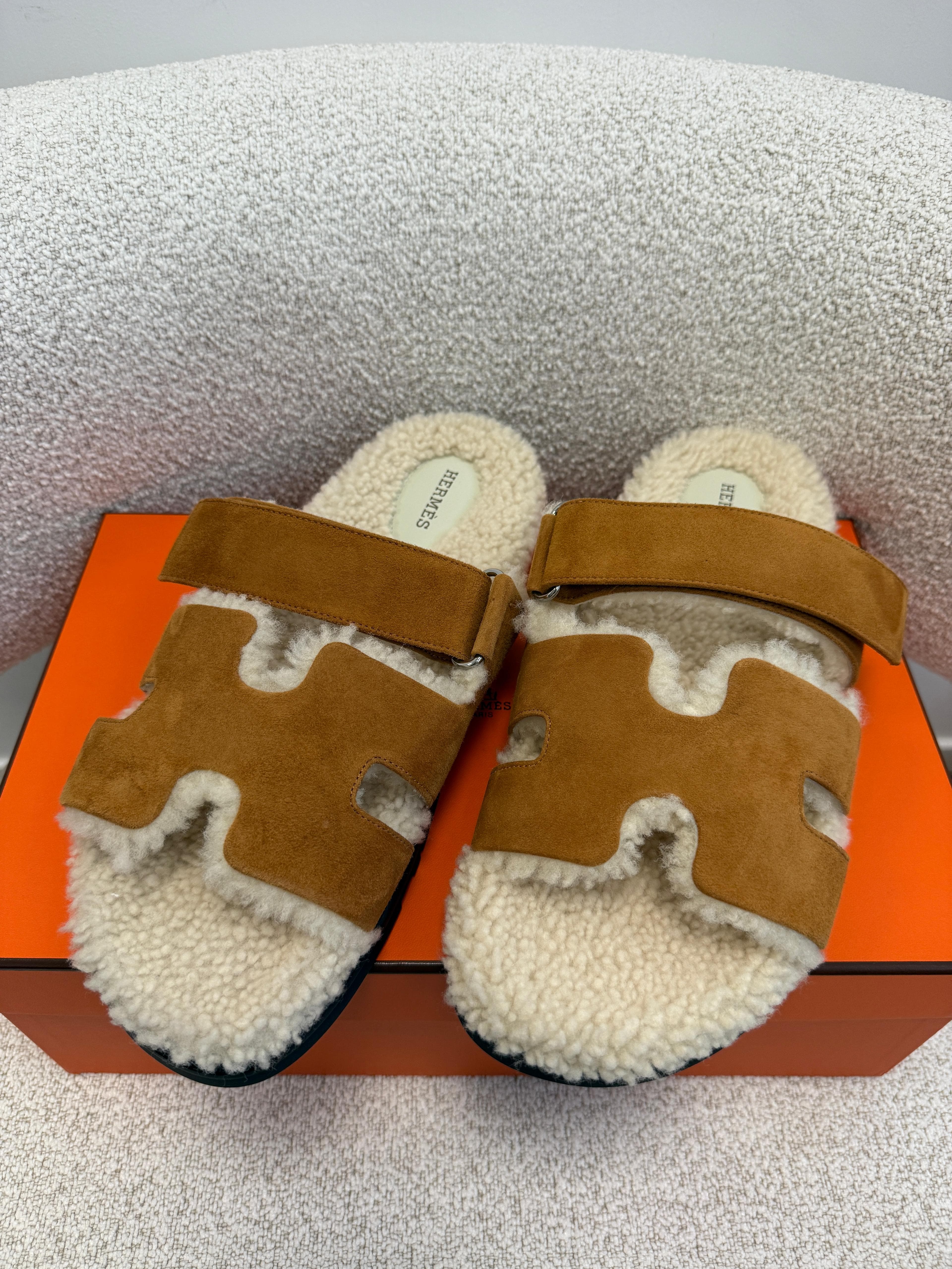 LUXURY PROMISE *HK LOCATED*HERMÈS CHYPRE SANDAL Brun Fume / Ecru Shearling - Size 42