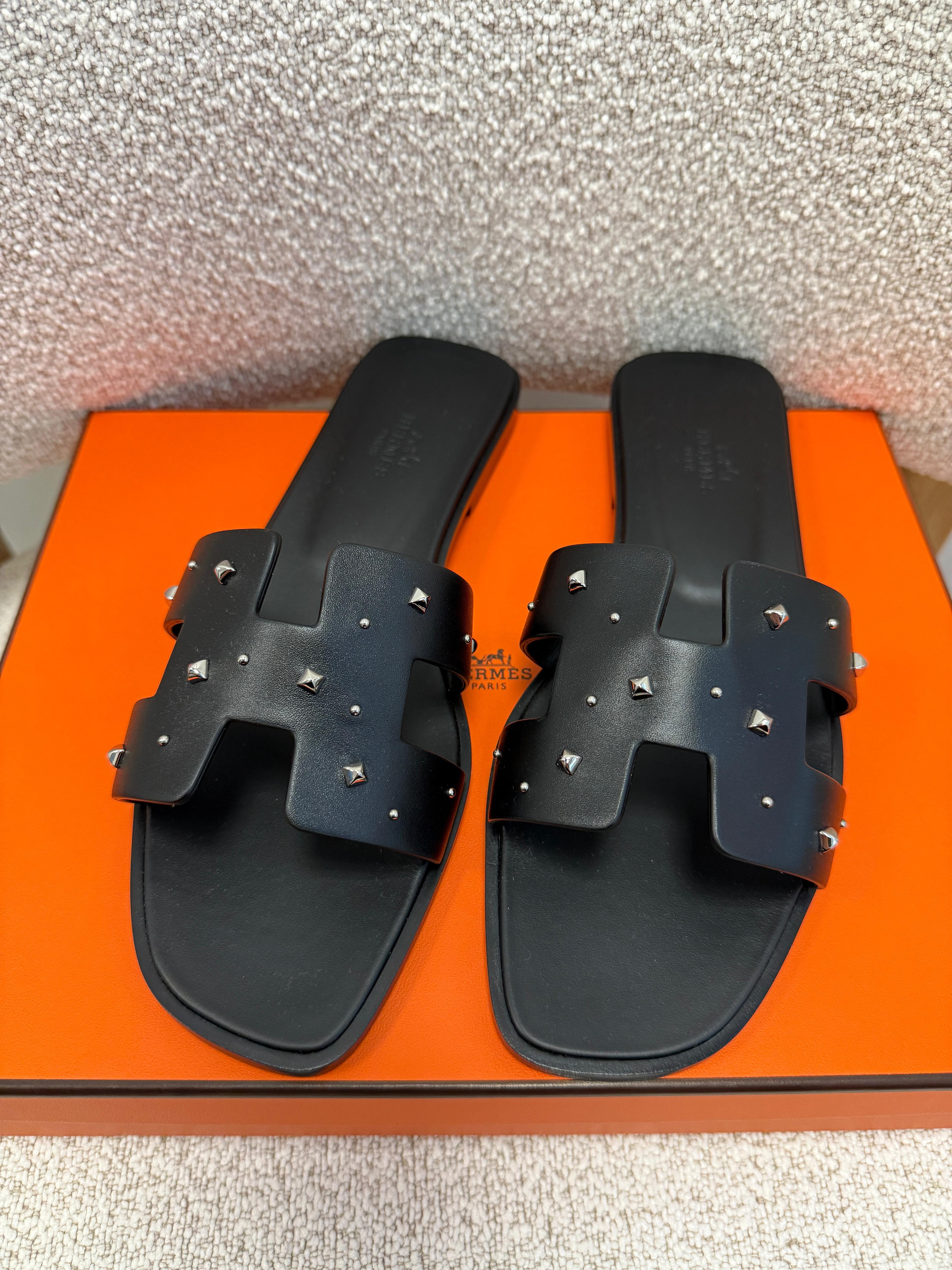 LUXURY PROMISE *HK LOCATED*HERMÈS ORAN SANDAL Black With Medor Studs - Size 37.5