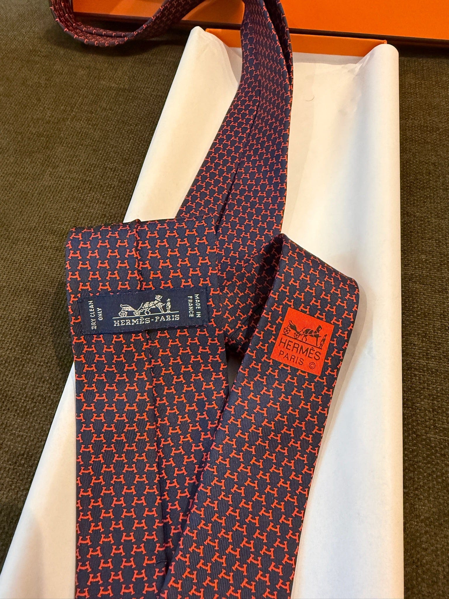 Luxury Promise Hermès Silk Tie Navy Red H Logo Pattern Classic Necktie