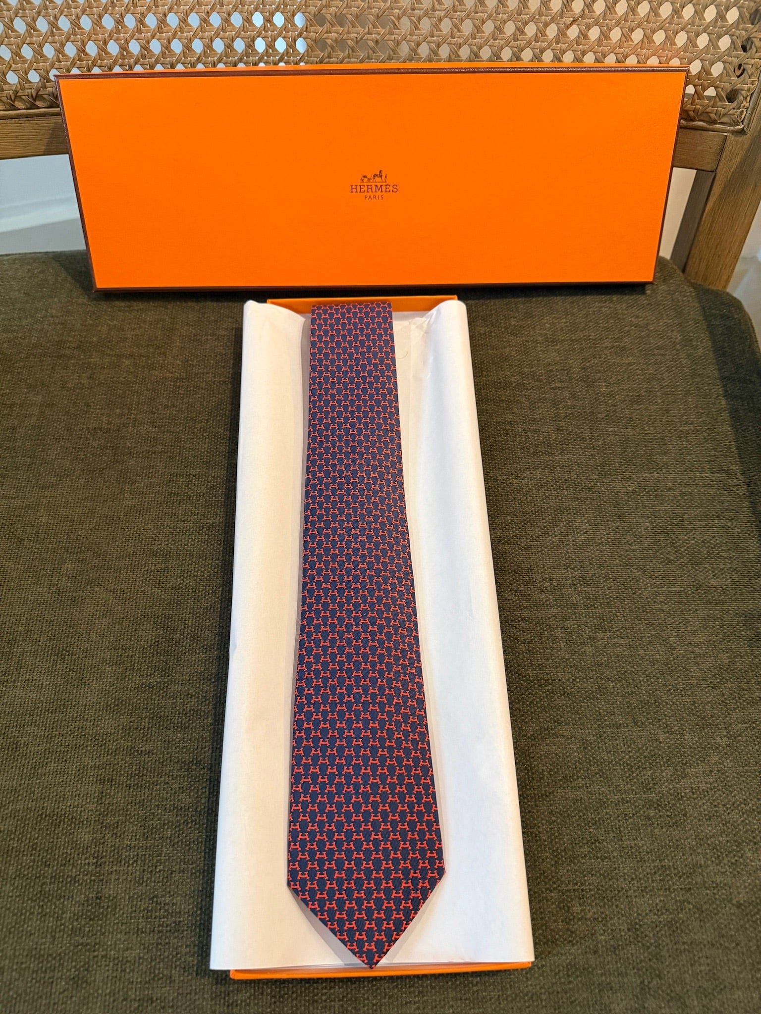 Luxury Promise Hermès Silk Tie Navy Red H Logo Pattern Classic Necktie