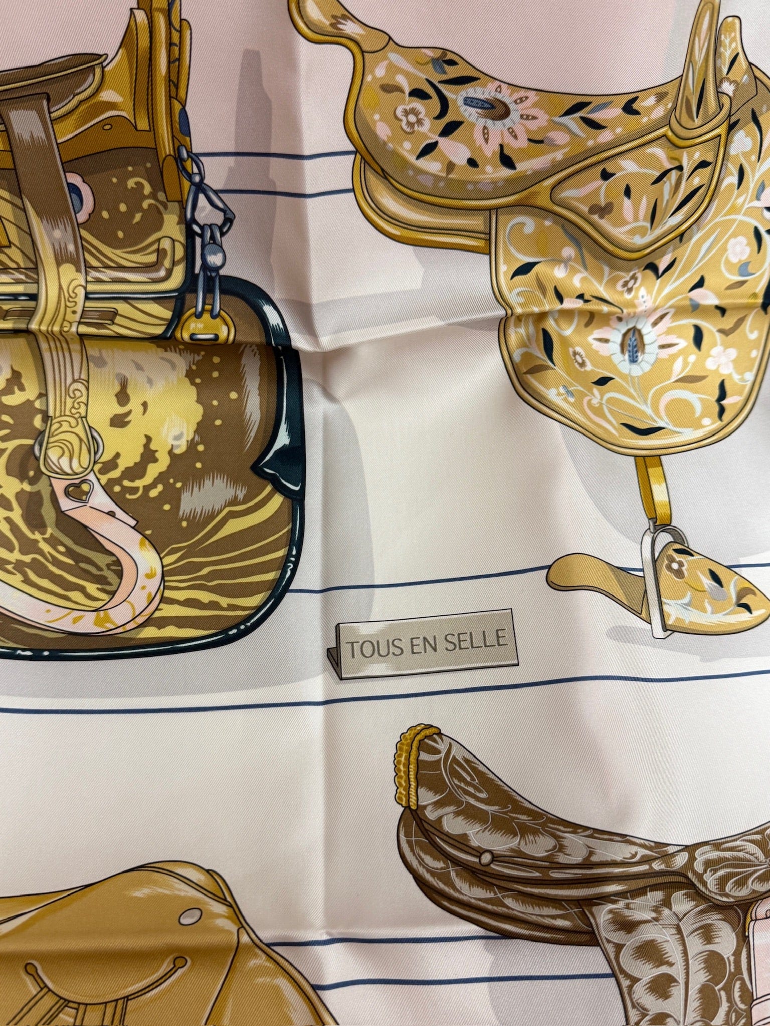 LUXURY PROMISE Hermès "Tous en Selle" 90cm Silk Scarf – Equestrian Saddle Motif – 2025 Spring/Summer Collection