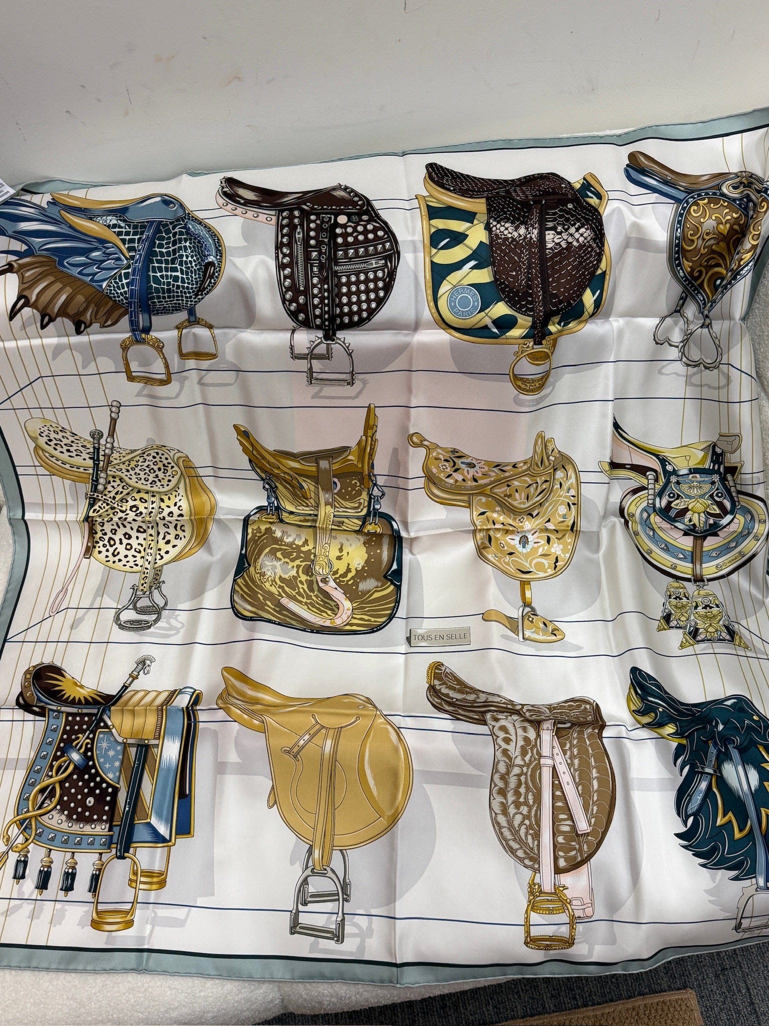 LUXURY PROMISE Hermès "Tous en Selle" 90cm Silk Scarf – Equestrian Saddle Motif – 2025 Spring/Summer Collection