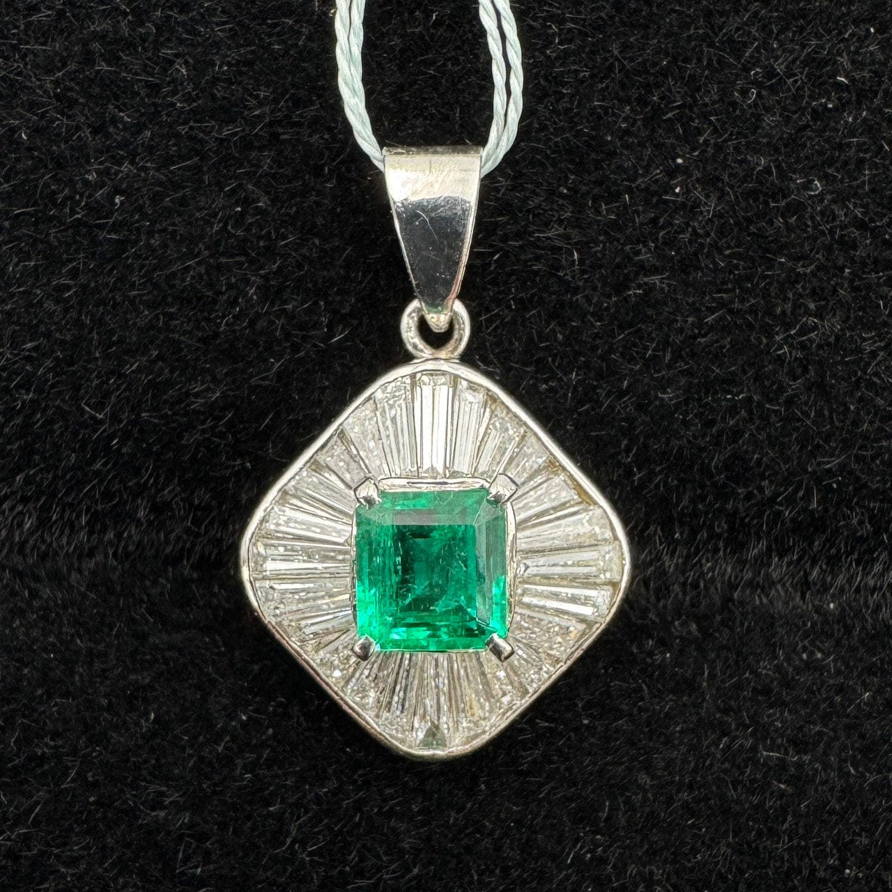 Luxury Promise Japan 49631 Pt900 Emerald Pen Top E0.50 D0.72 3.5g