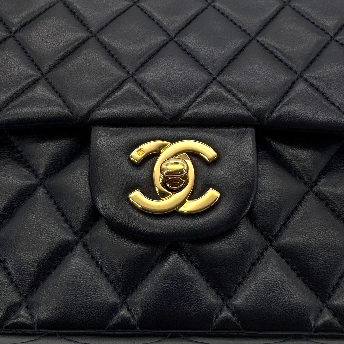 Luxury Promise Japan CHANEL VINTAGE CLASSIC FLAP MEDIUM CHAIN SHOULDER BAG NAVY LAMB SKIN 90289071