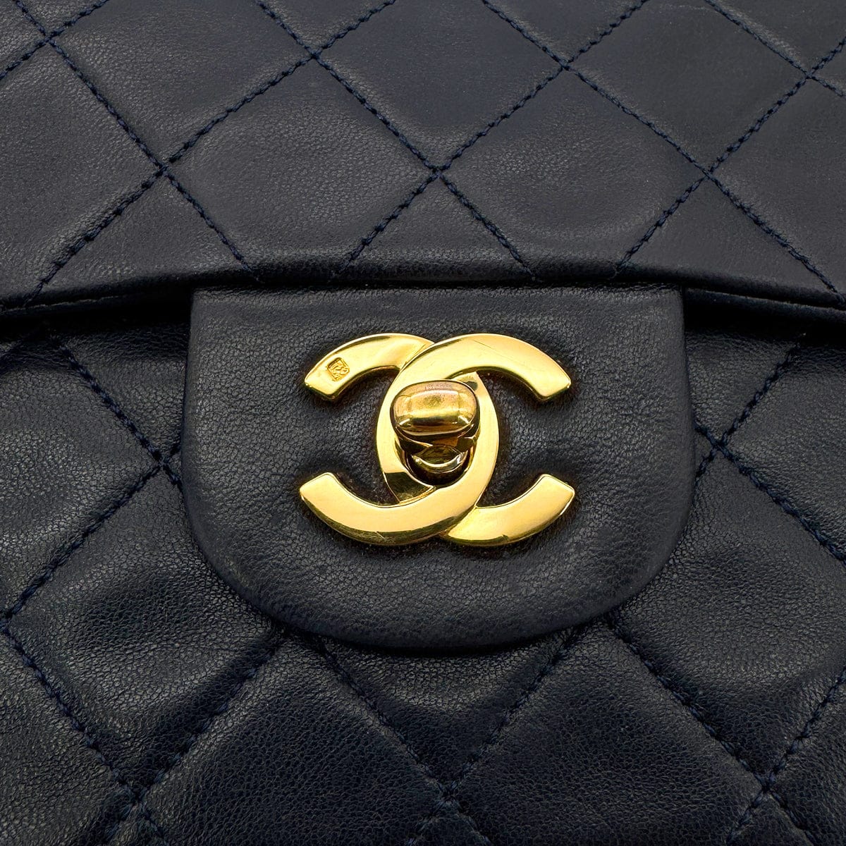 Luxury Promise Japan CHANEL VINTAGE CLASSIC FLAP SMALL CHAIN SHOULDER BAG NAVY LAMB SKIN 90304774