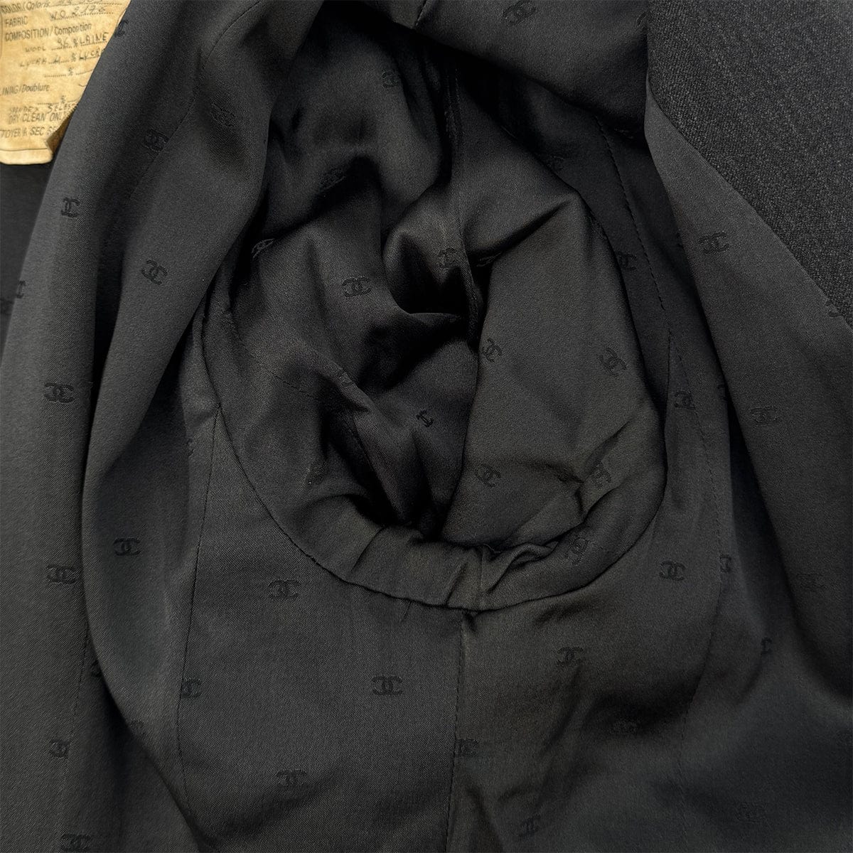 Luxury Promise Japan CHANEL VINTAGE COCO BUTTON JACKET SKIRT SET GRAY RED WOOL 40 94A RTW 90283647