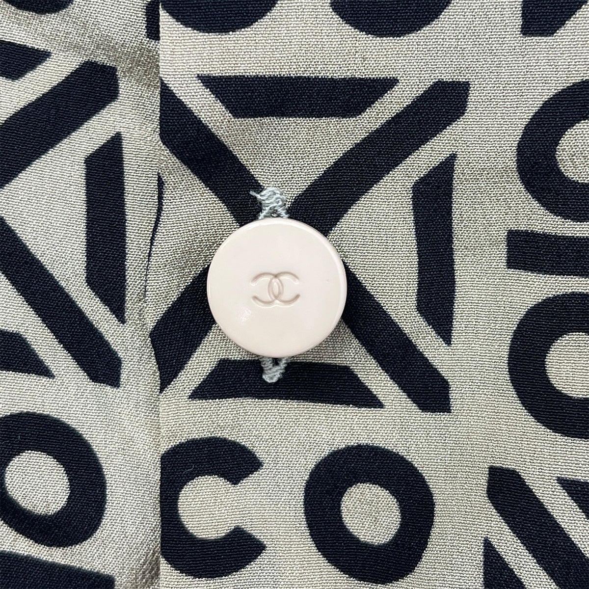 Luxury Promise Japan CHANEL VINTAGE COCO BUTTON LOGO SLEEVELESS BLOUSE BEIGE SILK 36 00A RTW 90287920