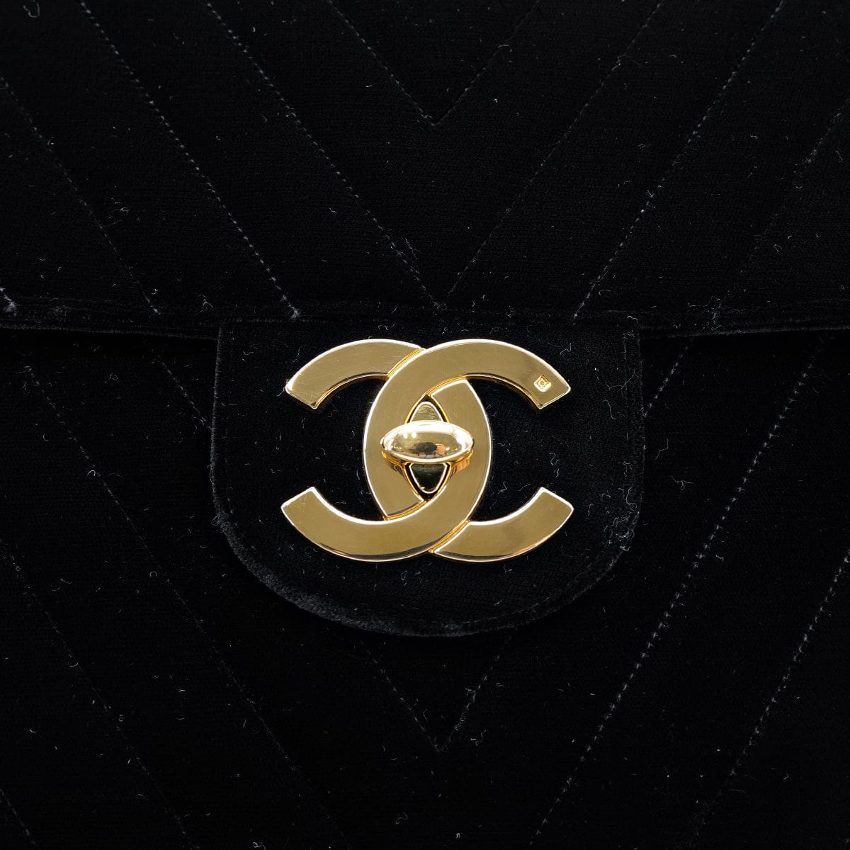 Luxury Promise Japan CHANEL VINTAGE MAXI CHEVRON CHAIN SHOULDER BAG BLACK VELOR 90301702