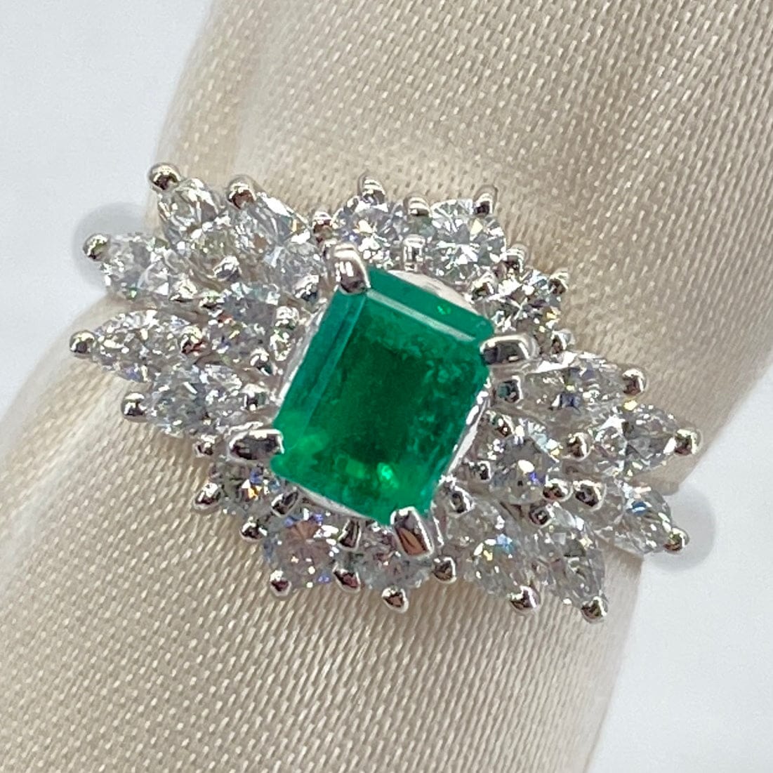 Luxury Promise Japan Ring   Emarald 0.69  Diamond 0.84 7 g 2700039935929