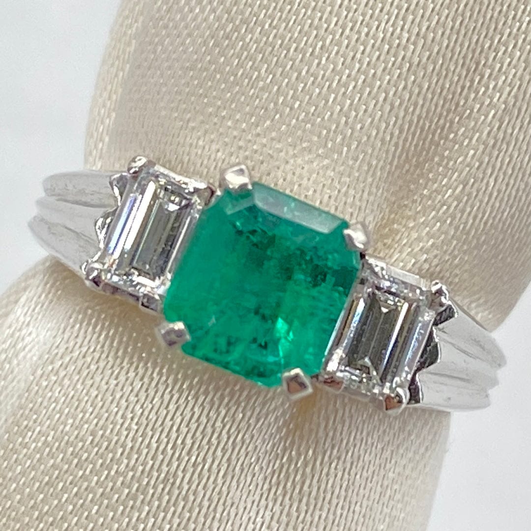 Luxury Promise Japan Ring   Emarald 0.81  Diamond 0.34 5 g 2700040816231