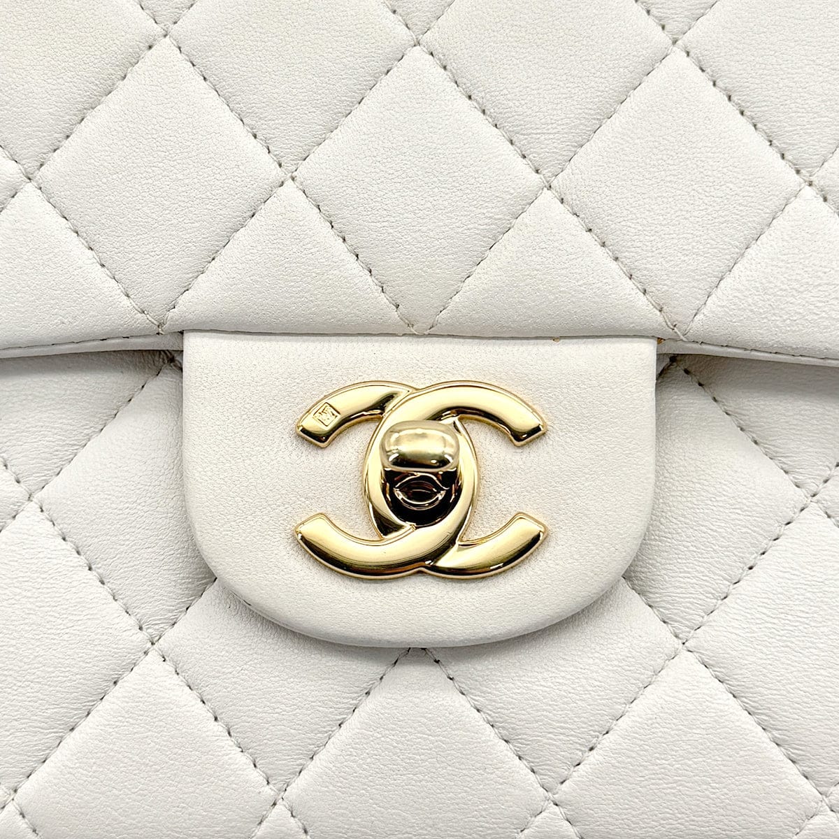 Luxury Promise Japan VINTAGE CHANEL CLASSIC FLAP MEDIUM CHAIN SHOULDER BAG WHITE LAMB SKIN GOLD HARDWARE 90318633