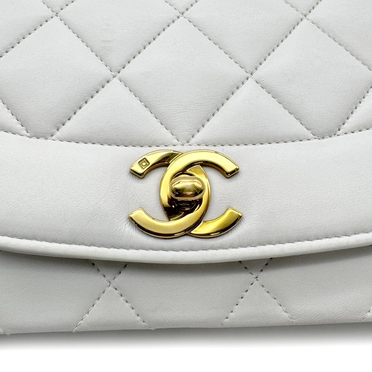 Luxury Promise Japan VINTAGE CHANEL DIANA MEDIUM CHAIN SHOULDER BAG WHITE LAMB SKIN GOLD HARDWARE 90313552