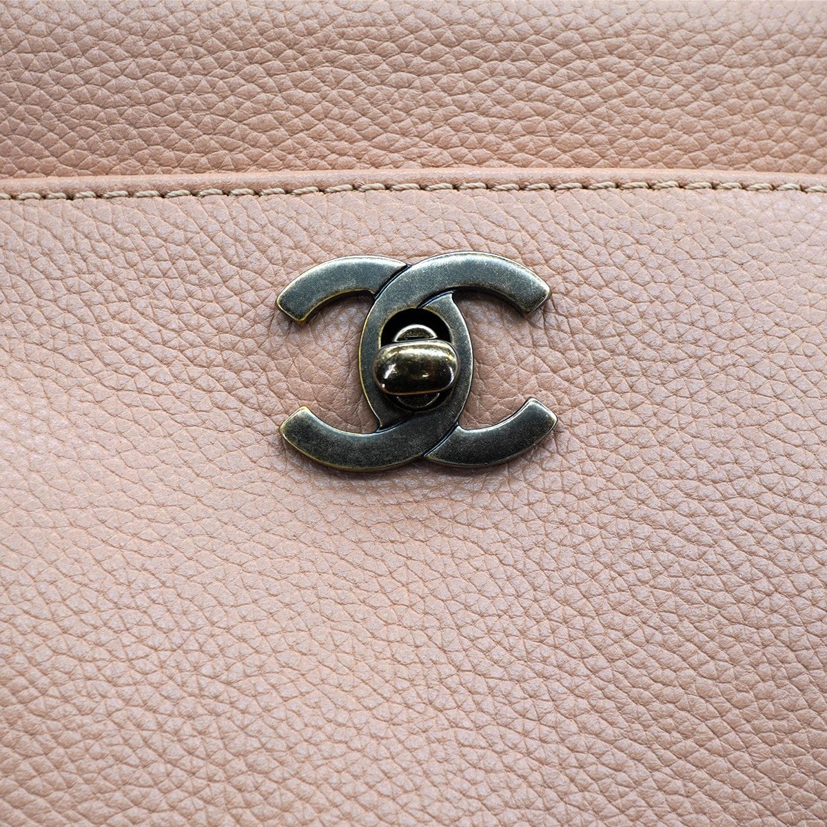 Luxury Promise Japan VINTAGE CHANEL EXECUTIVE TOTE SHOULDER BAG BEIGE LEATHER GOLD HARDWARE 90335133