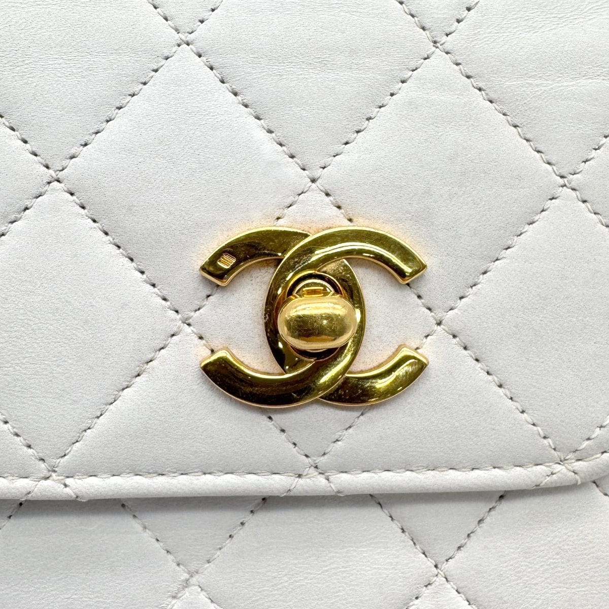 Luxury Promise Japan VINTAGE CHANEL MATELASSE 2WAY CHAIN SHOULDER BAG WHITE LAMB SKIN GOLD HARDWARE 90317284