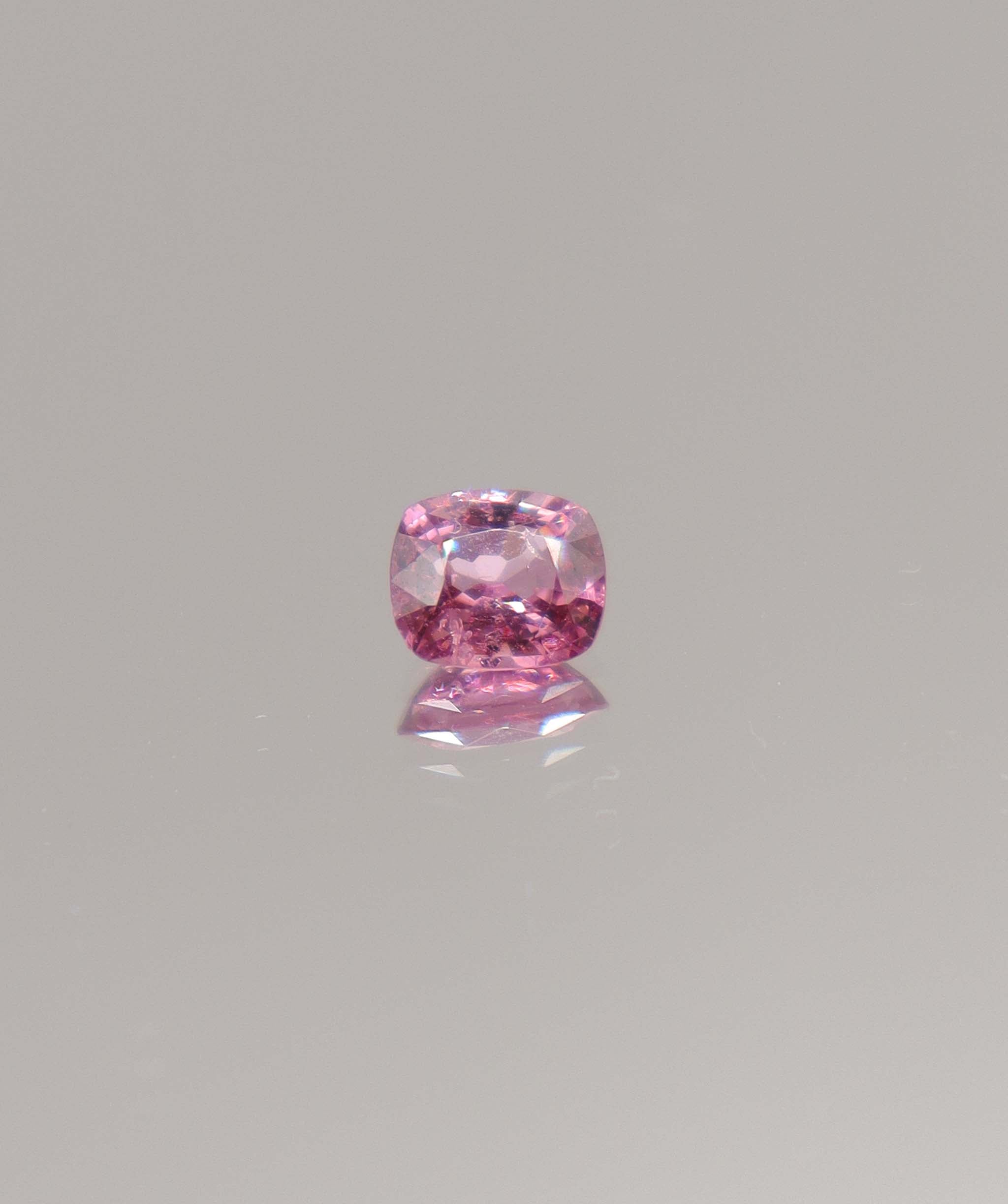 Luxury Promise 0.84cts orangy pink spinel DXBS4659