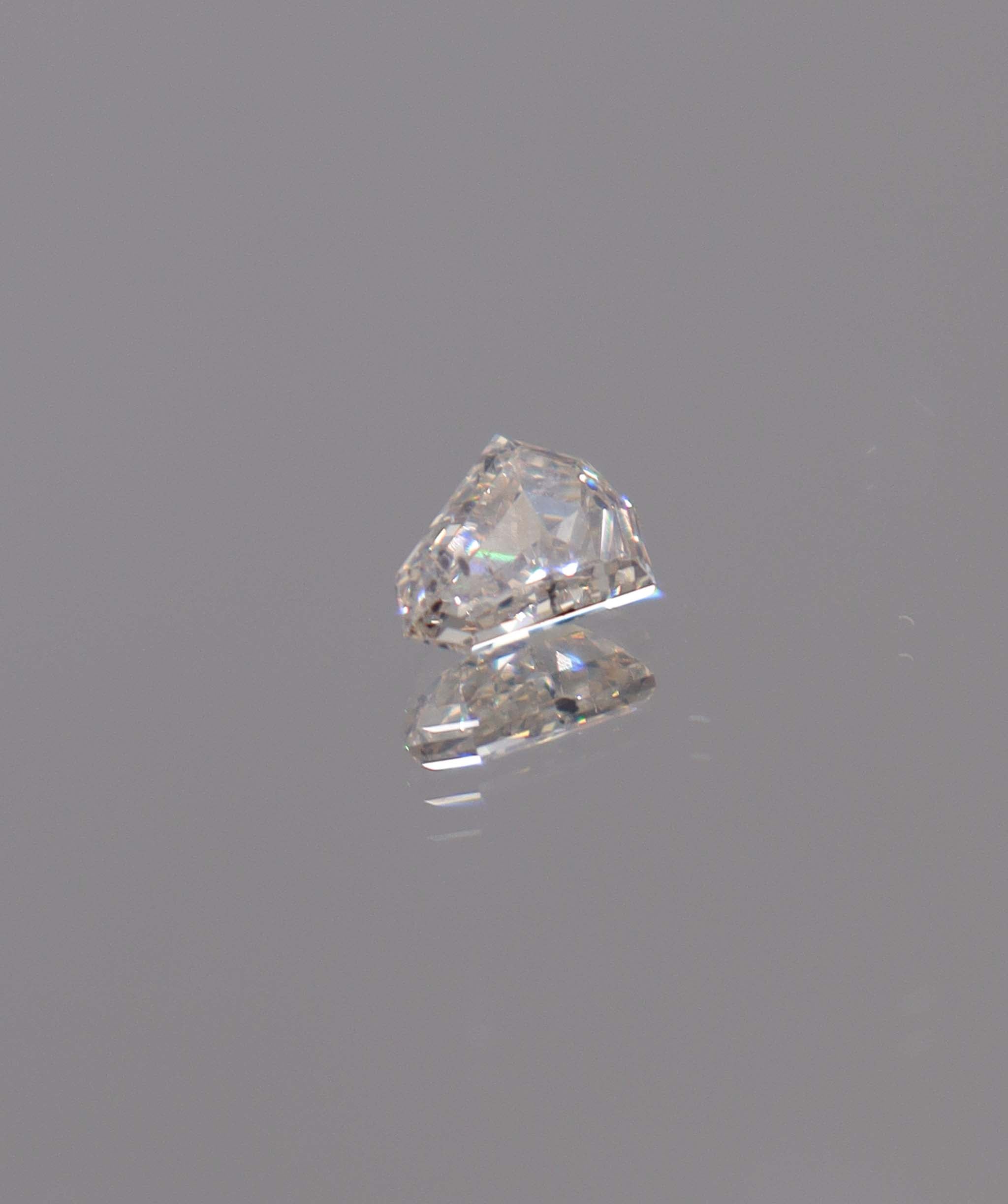 Luxury Promise 0.86CT GREENISH CHAMPAGNE ANTIQUE STEP-CUT DIAMOND DXBN0492