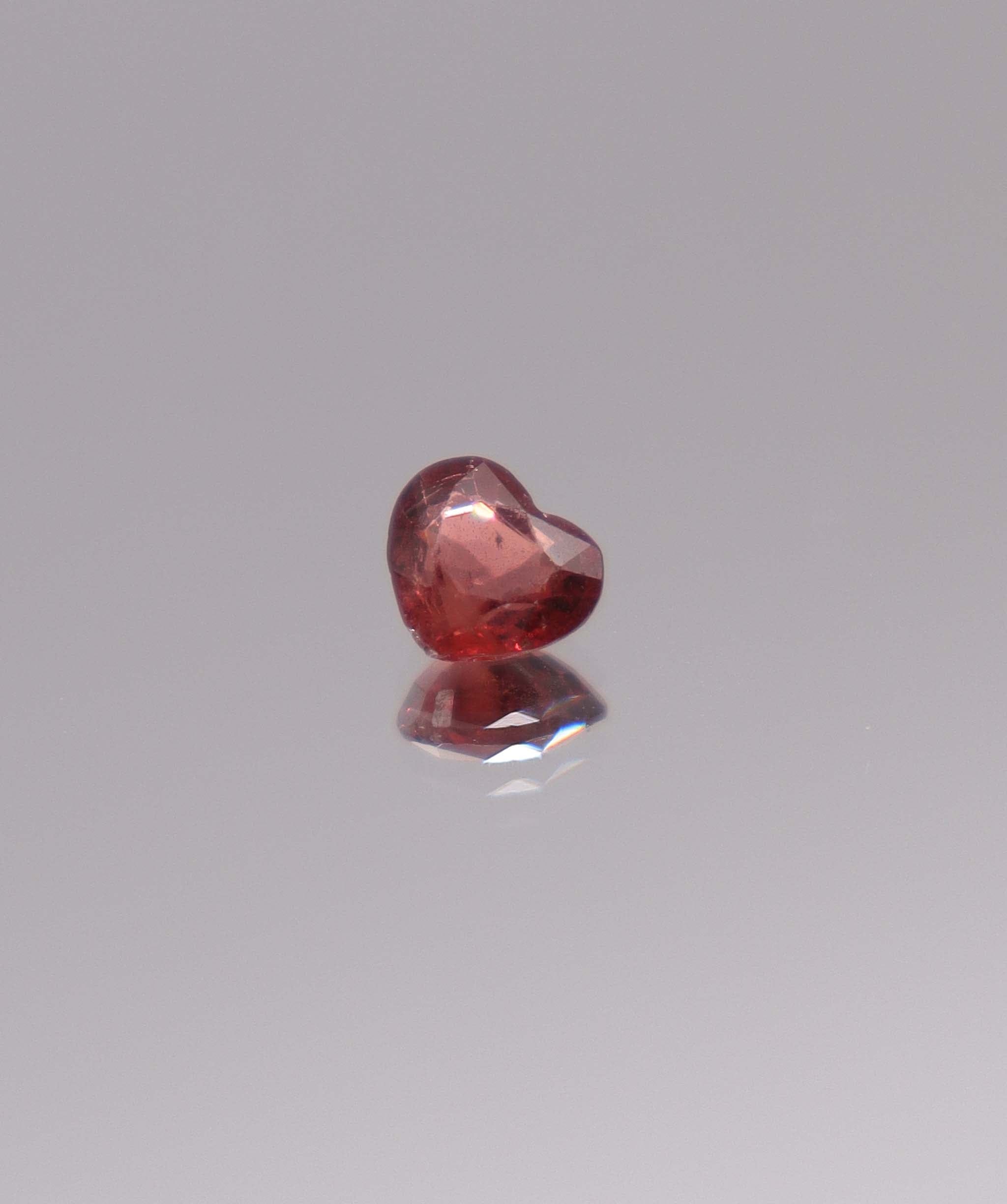 Luxury Promise 0.95ct red heart spinel DXBCD1081