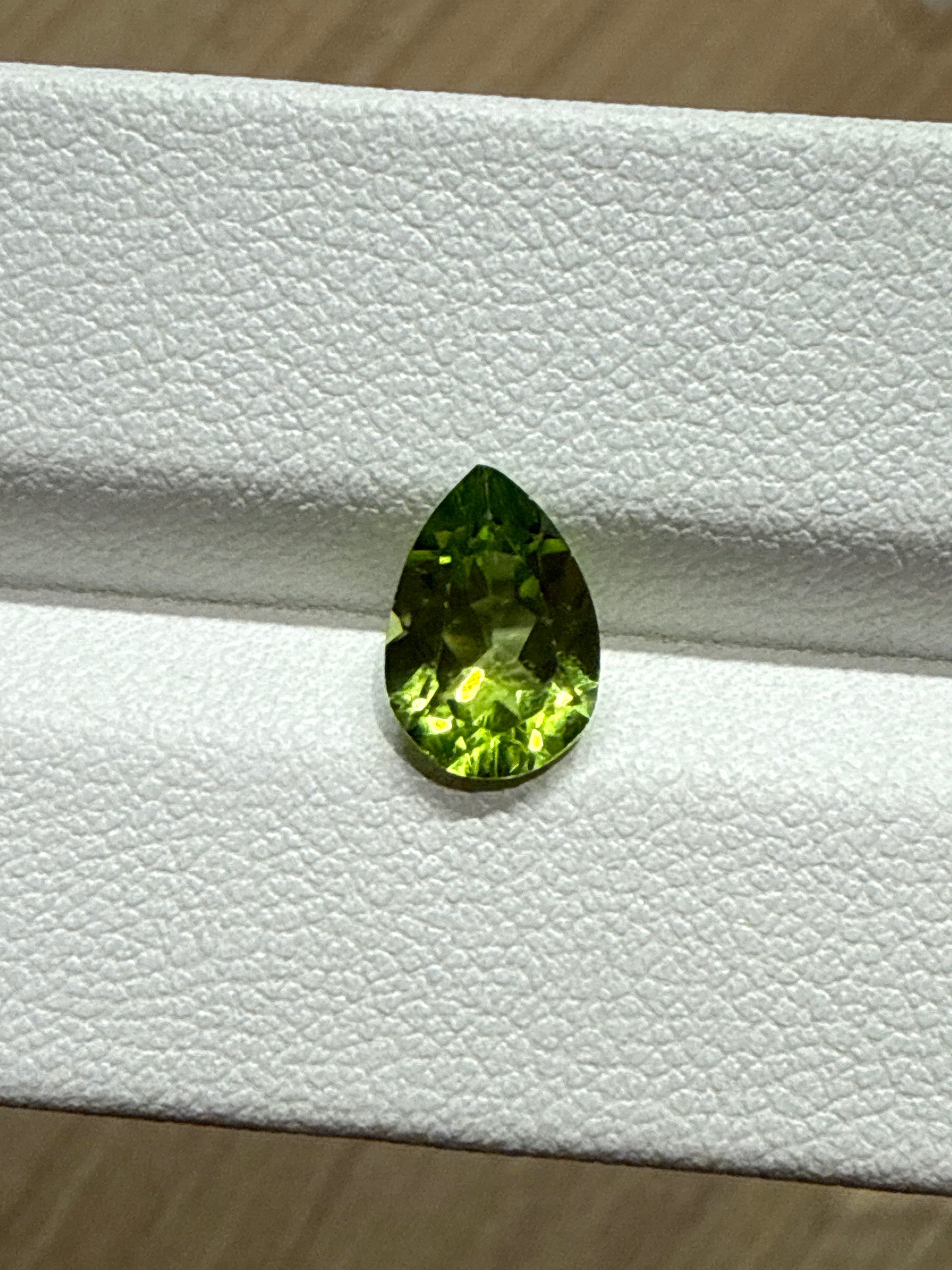 Luxury Promise 1.63ct Peridot Pear DXBCS0050