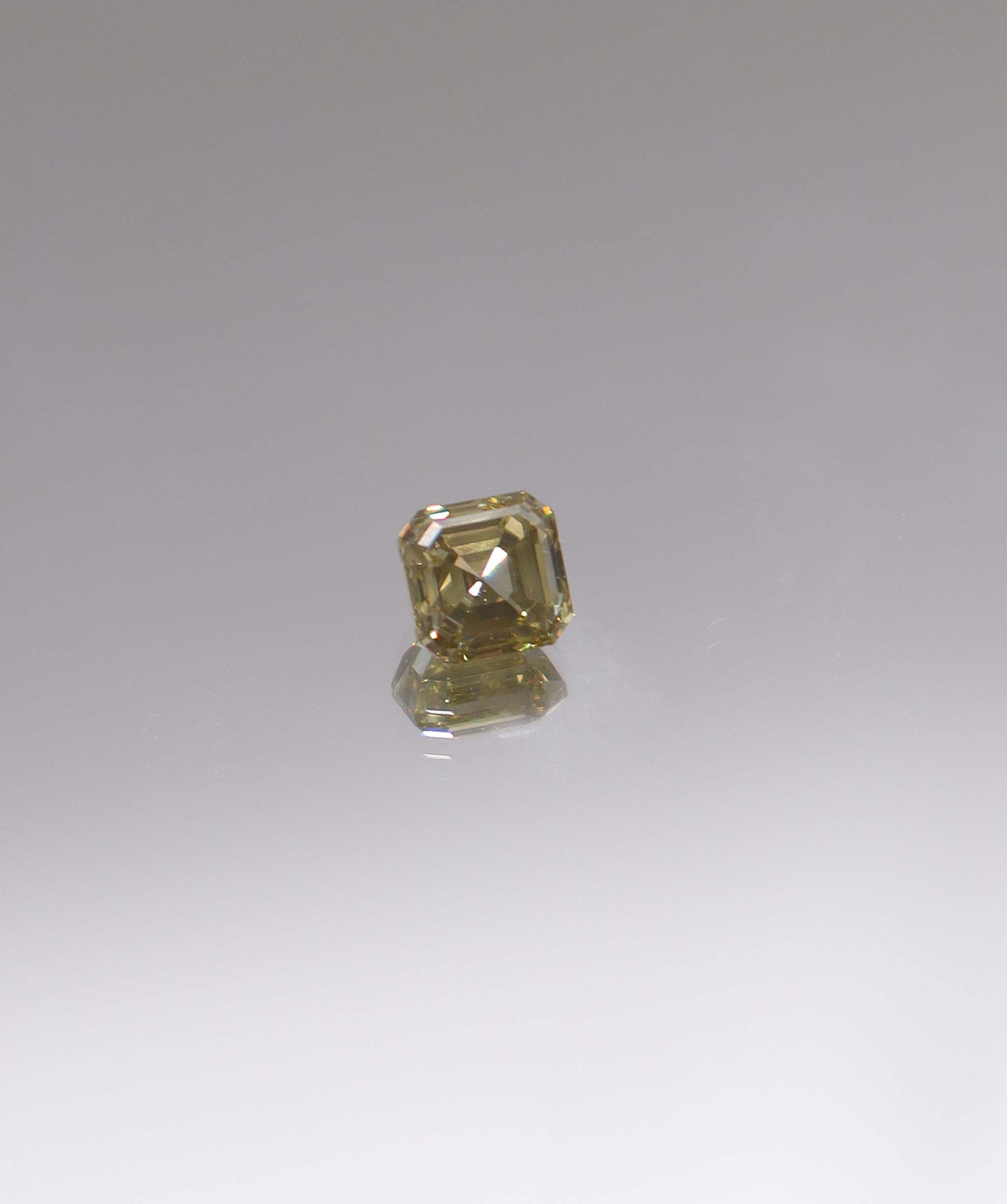 Luxury Promise 1.6CT APPLE GREEN ASHER DIAMOND DXBN0477