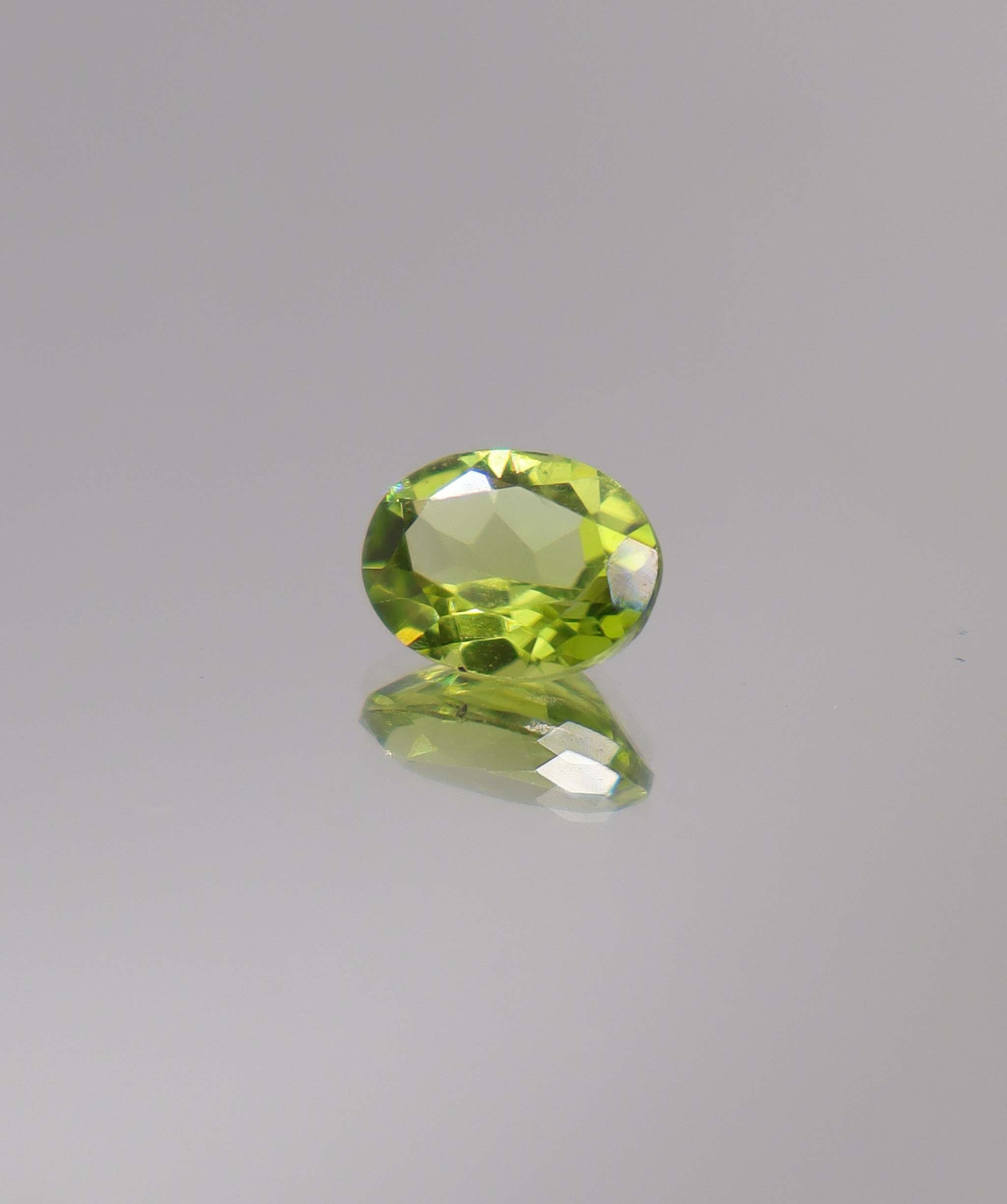 Luxury Promise 1.90ct Peridot Oval DXBCS0058