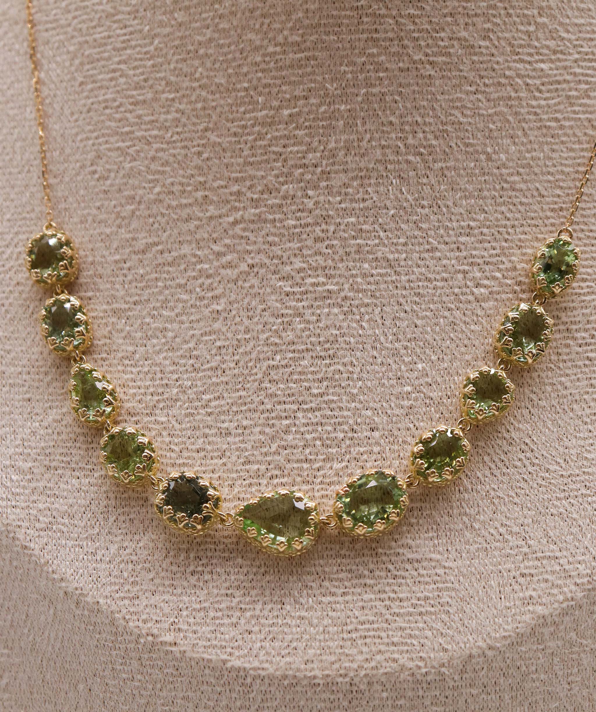 Luxury Promise 14.06ct Peridot YG Crown Necklace DXBS5635
