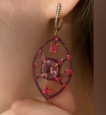 Luxury Promise 18K EARRINGS Pink and Yellow GoldPink Spinel 6.04 ct / 2 pcsRed Spinel 3.57 ct / 28 pcsRuby 0.91 ct / 144 pcsDiamonds 0.10 ct / 20 pcs E13184
