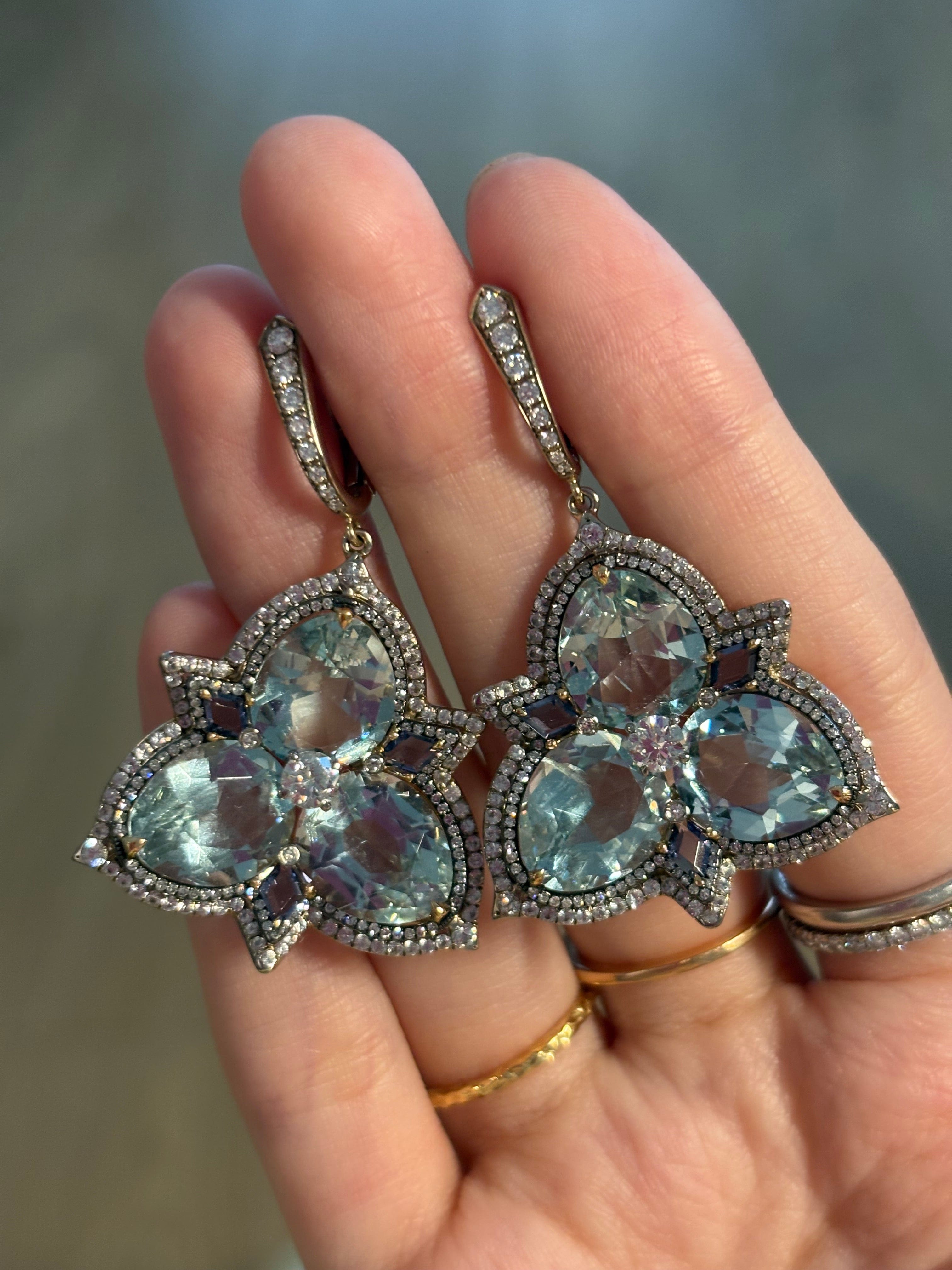 Luxury Promise 18K EARRINGS Yellow and Pink GoldAquamarine 22.97 ct / 6 pcsIolite 0.41 ct / 6 pcsWhite Sapphire 1.26 ct / 151 pcsDiamonds 1.12 ct / 218 pcs E14116A