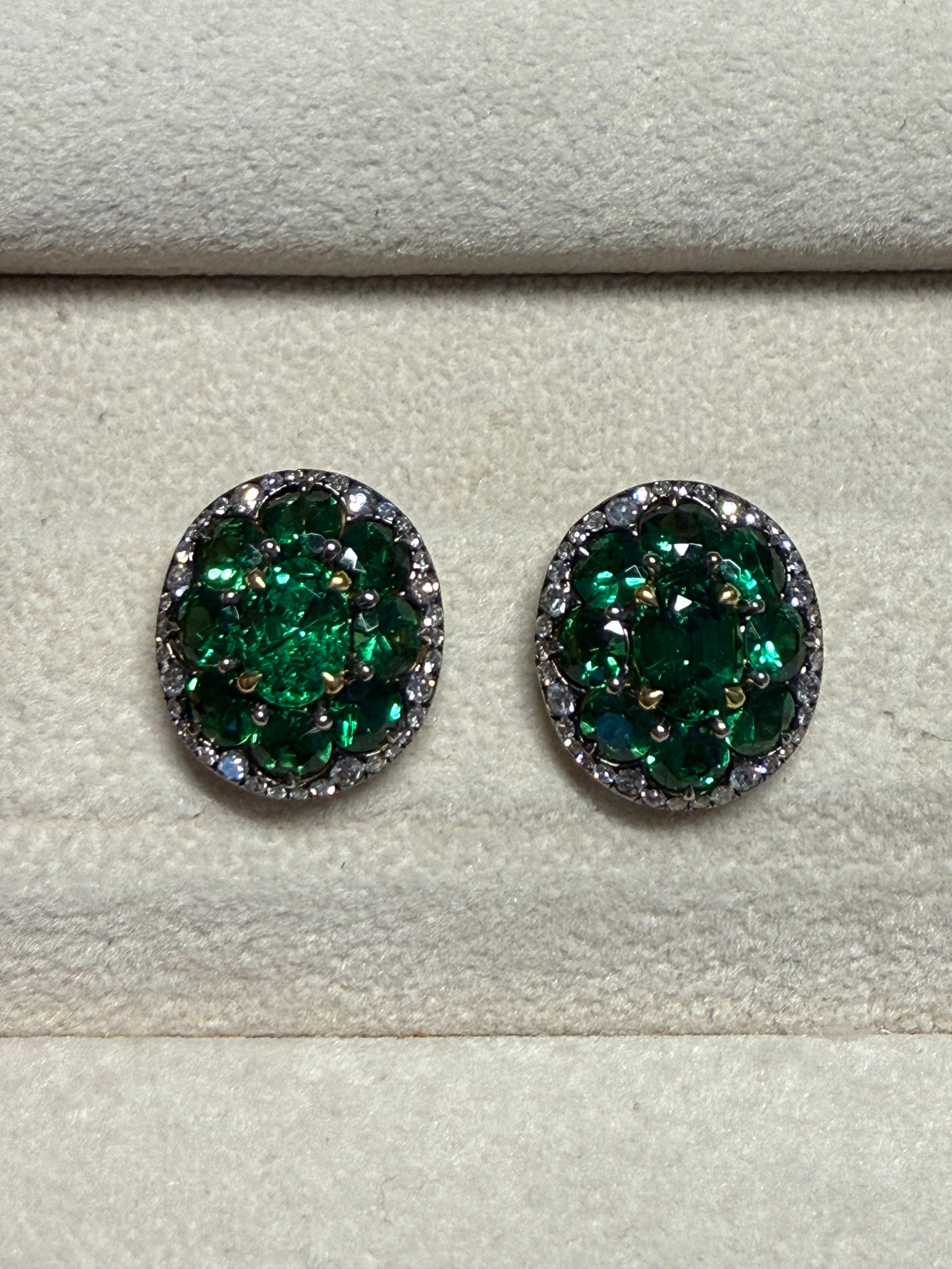 Luxury Promise 18K EARRINGS Yellow and Pink GoldTsavorite 2.82 ct / 2 pcsTsavorite 3.87 ct / 16 pcsDiamonds 0.63 ct / 77 pcs E1612