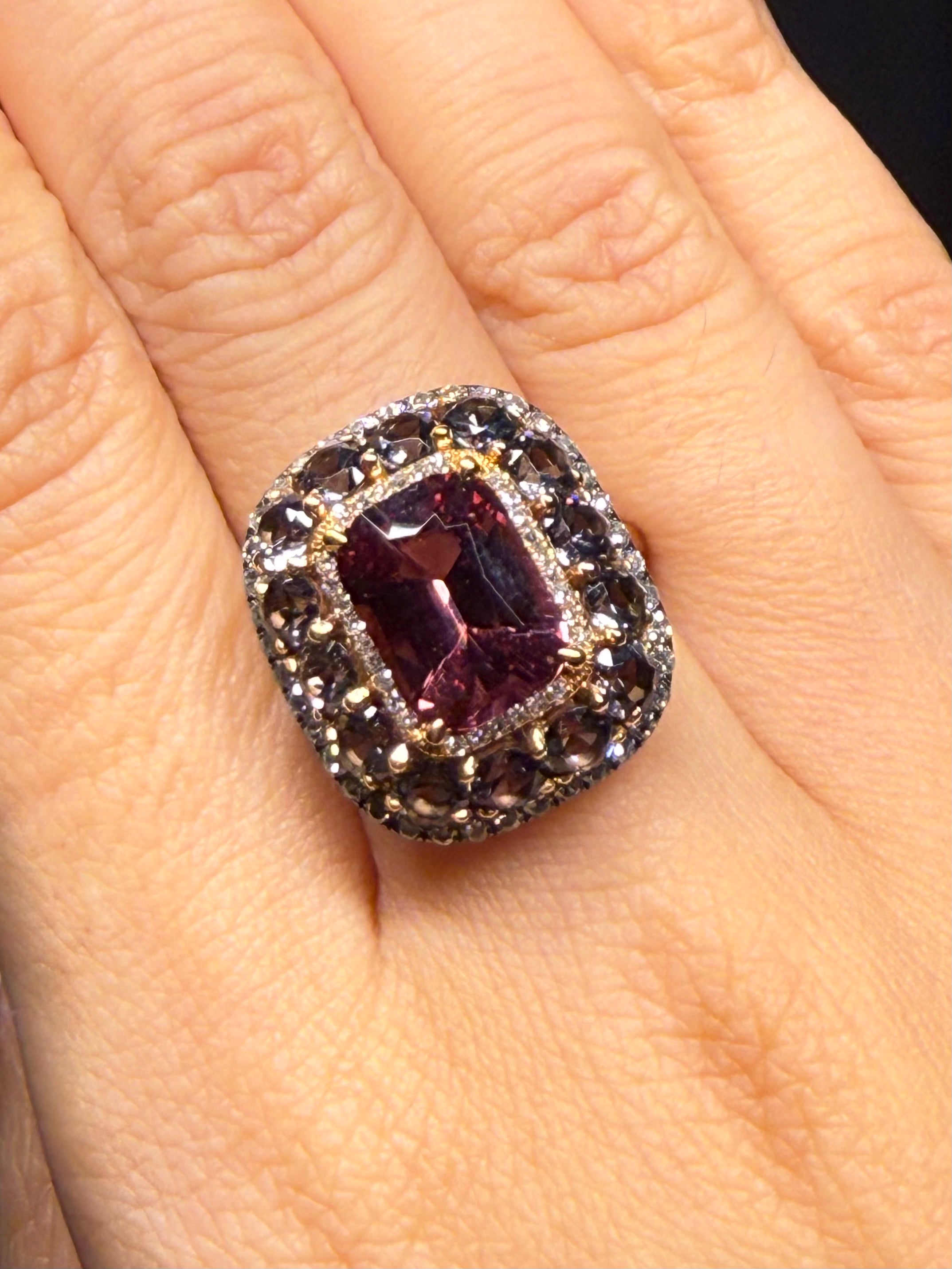 Luxury Promise 18K RING GoldSpinel 3.47 ctSpinels 2.82 / 14 pcsDiamonds 0.60 / 69 pcs R14136