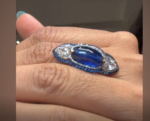 Luxury Promise 18K RING Pink GoldBlue Sapphire 6.50 ctPear shape Diamonds 1.03 ct / 2 pcsDiamonds 0.15 ct / 77 pcs R15103