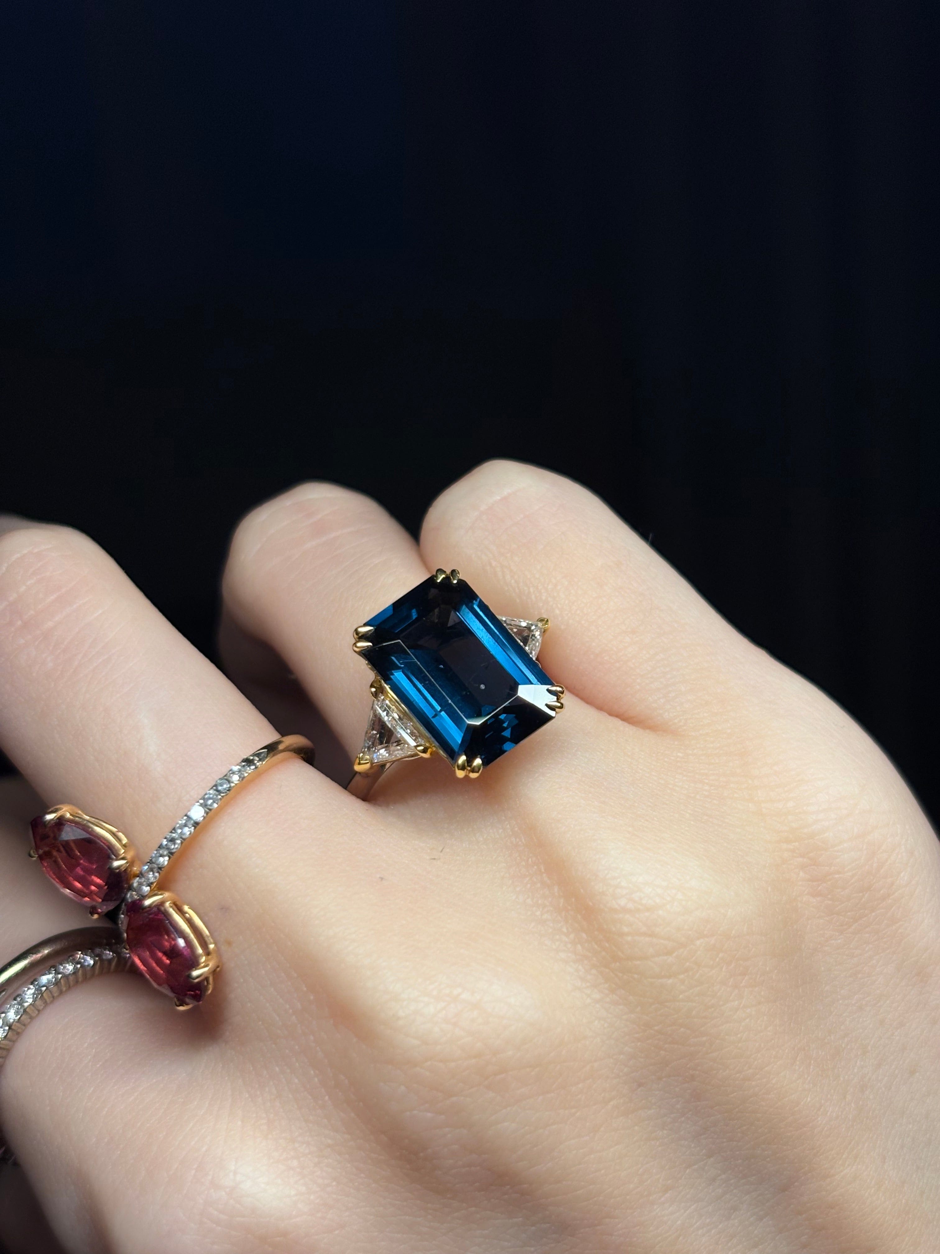 Luxury Promise 18K RING White and Yellow GoldBlue Spinel 6.21 ctTriangle cut Diamonds 0.65 ct / 2 pcsBlue Spinel 5.79 ct / 2 pcs R12264