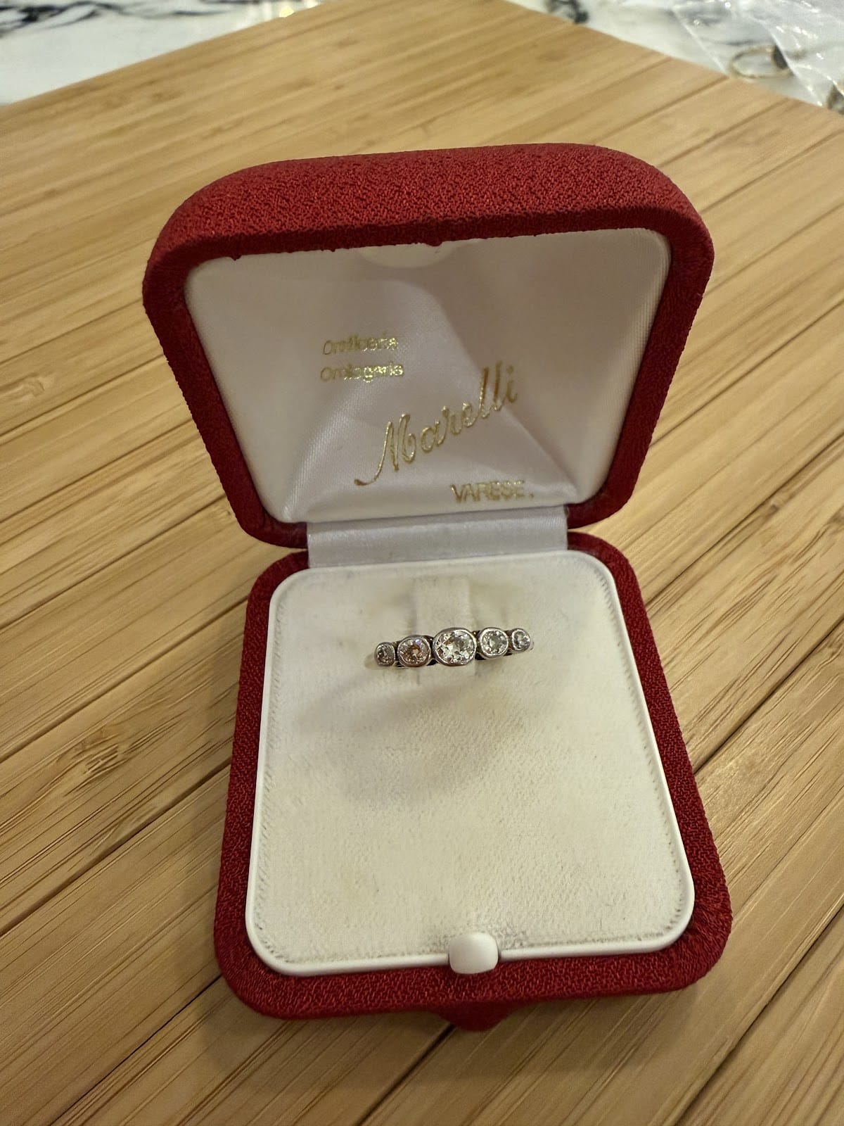 LUXURY PROMISE 18kt YG 5 stone Old mine  AKC0702