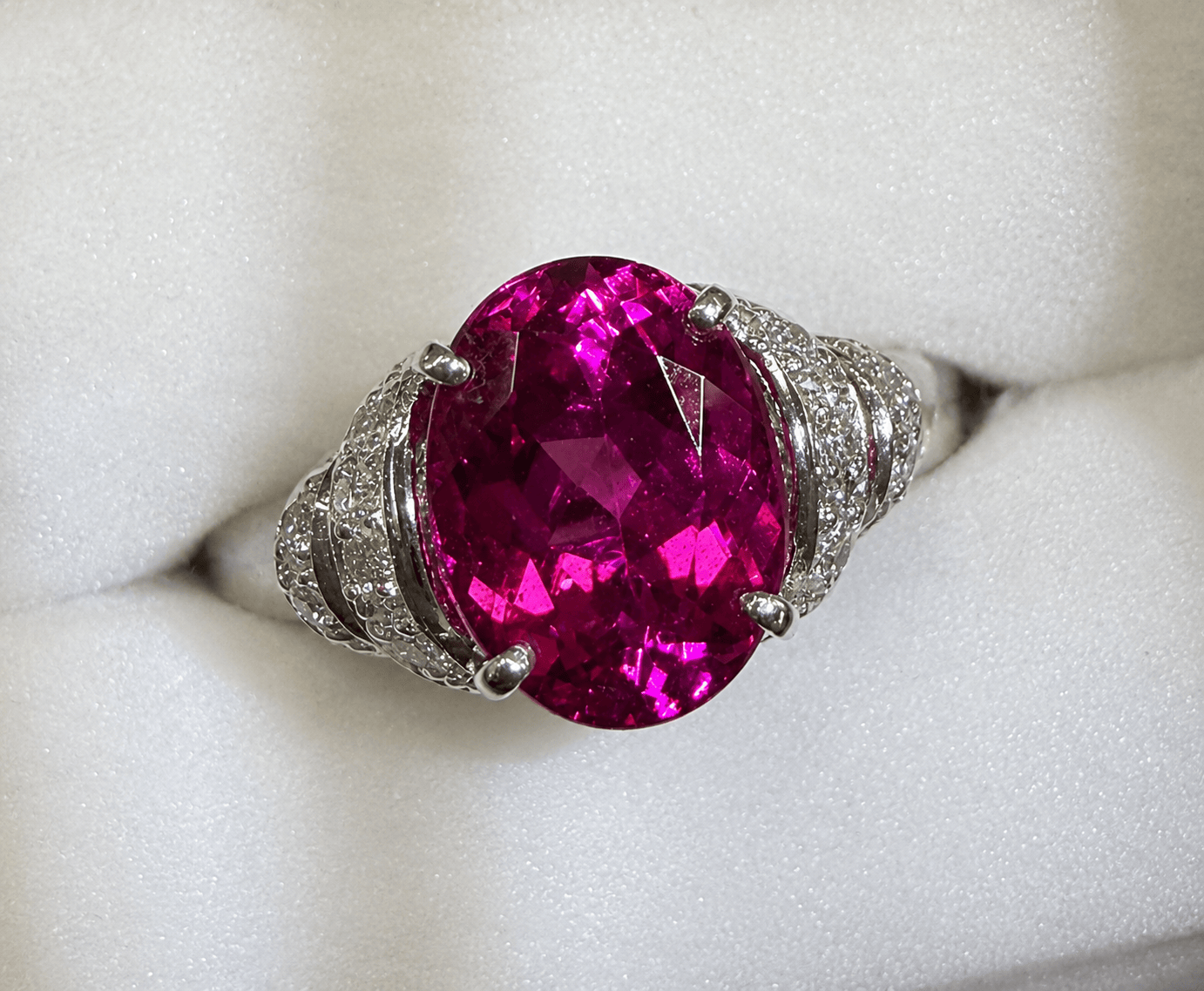 Luxury Promise 2.38ct Tourmaline with D0.09ct in P900 6.2g / J6115 JJC1126