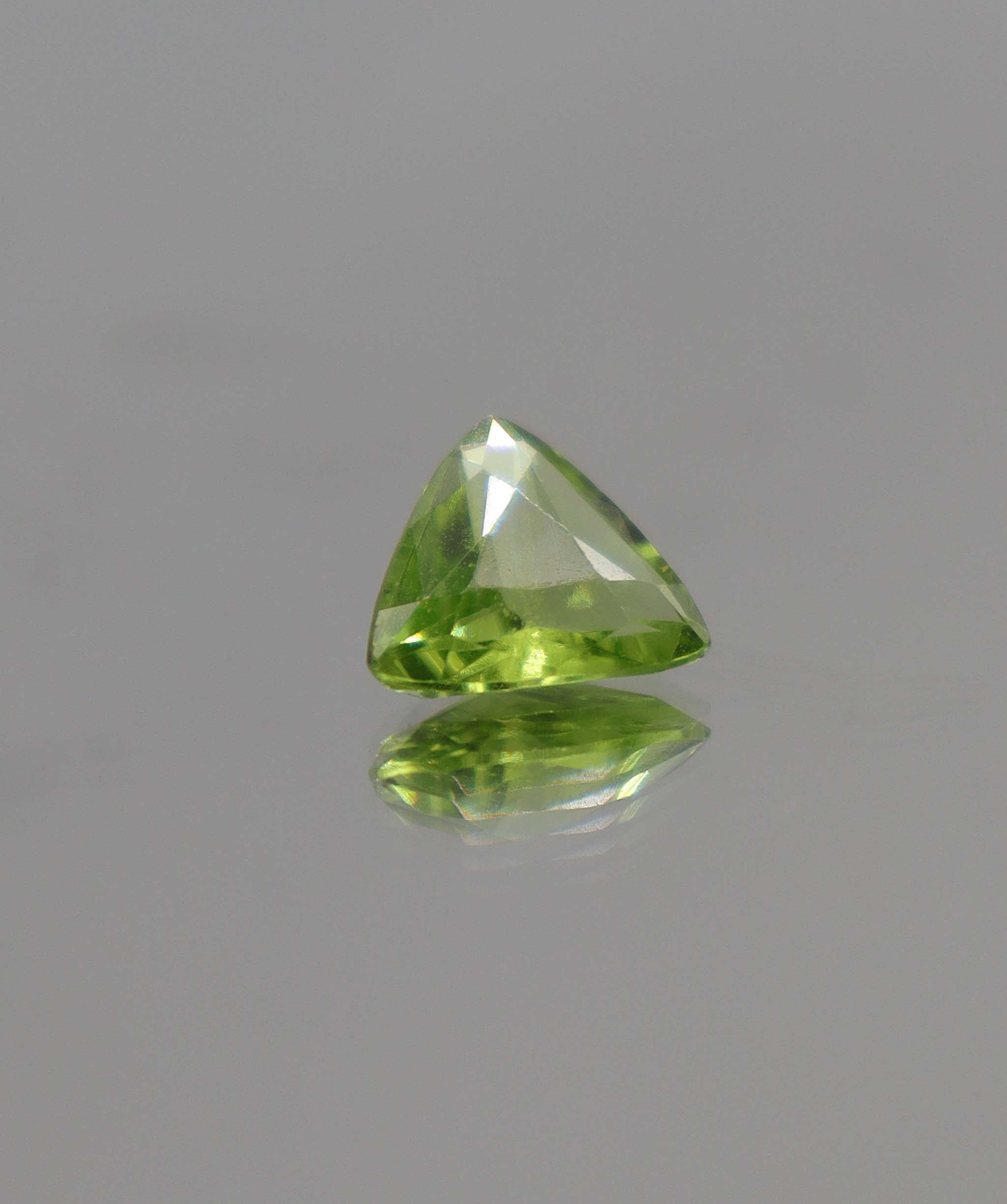 Luxury Promise 2.60ct Peridot* Trillion  DXBCS0905