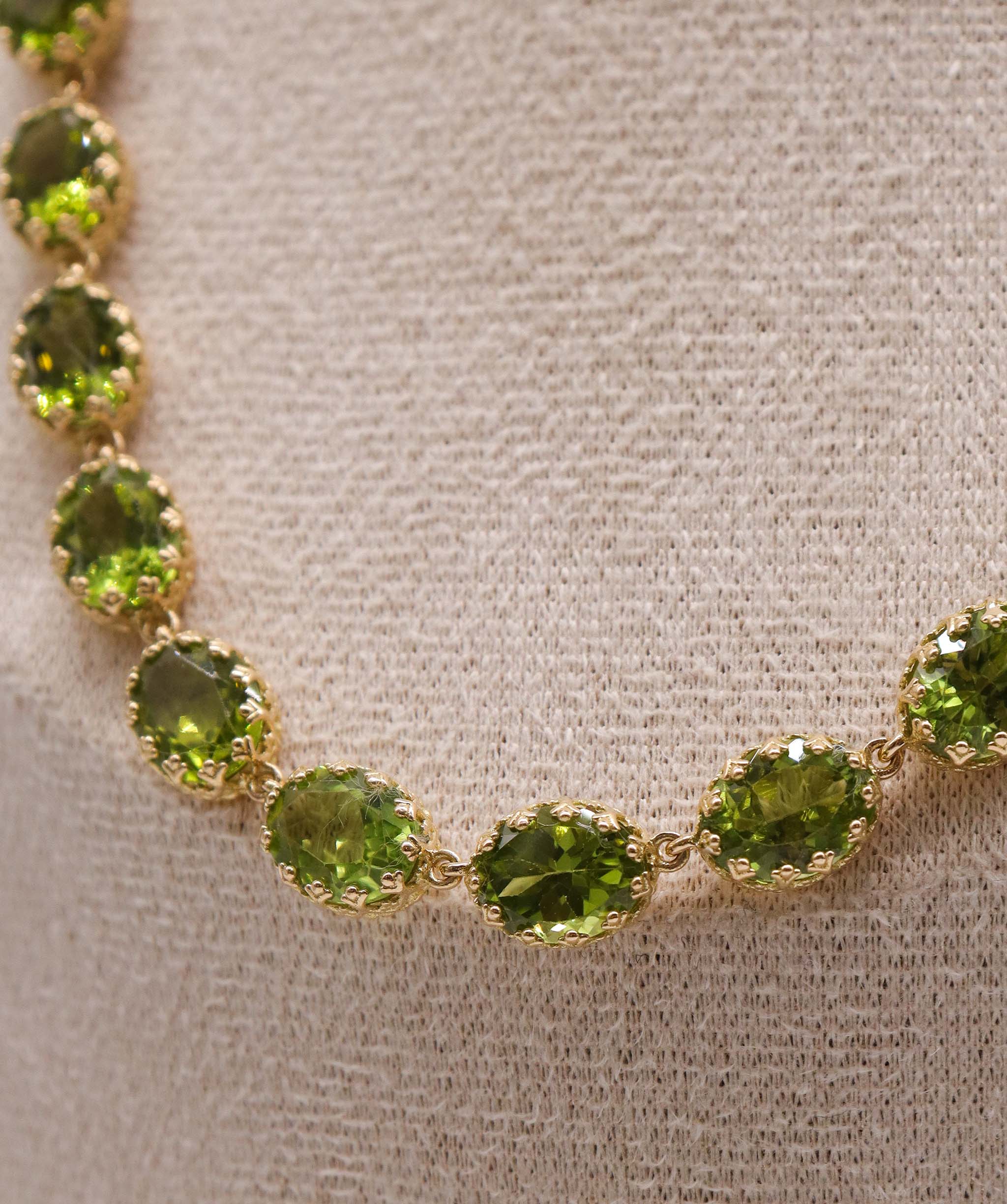 Luxury Promise 22.94ct Peridot YG Crown Necklace DXBS5636