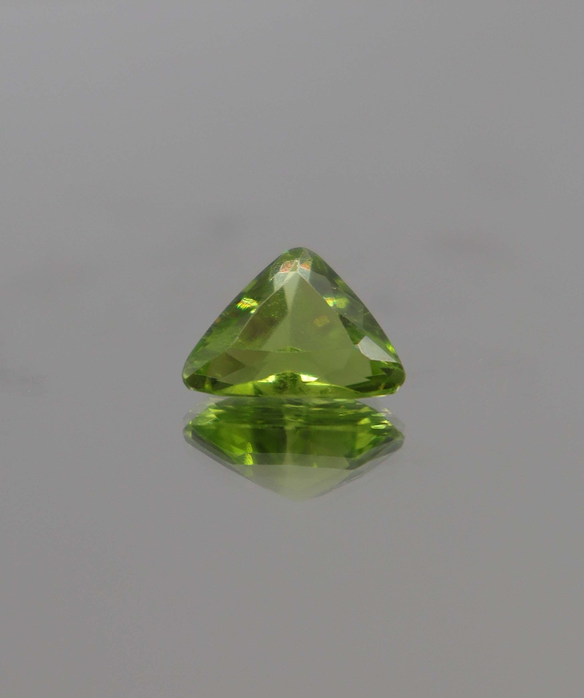 Luxury Promise 3.50ct Peridot* Trillion  DXBCS0904