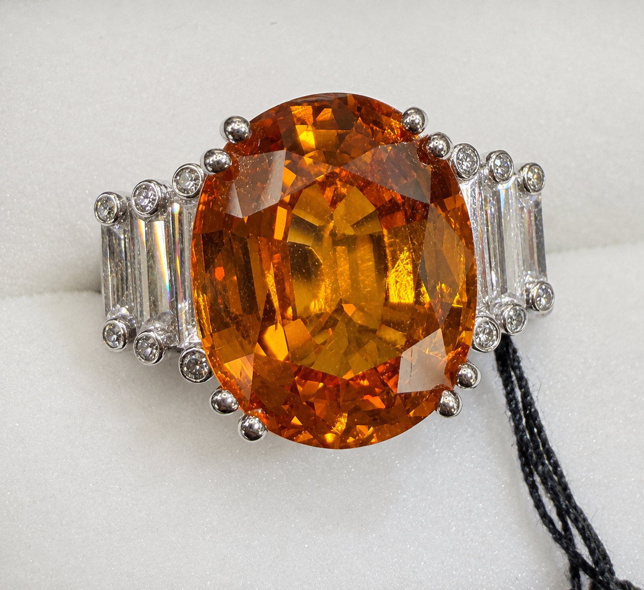 Luxury Promise AIGS 9.80ct Orange Sapphire with D vvd in 750 8.7g / JP2606 JJC1122