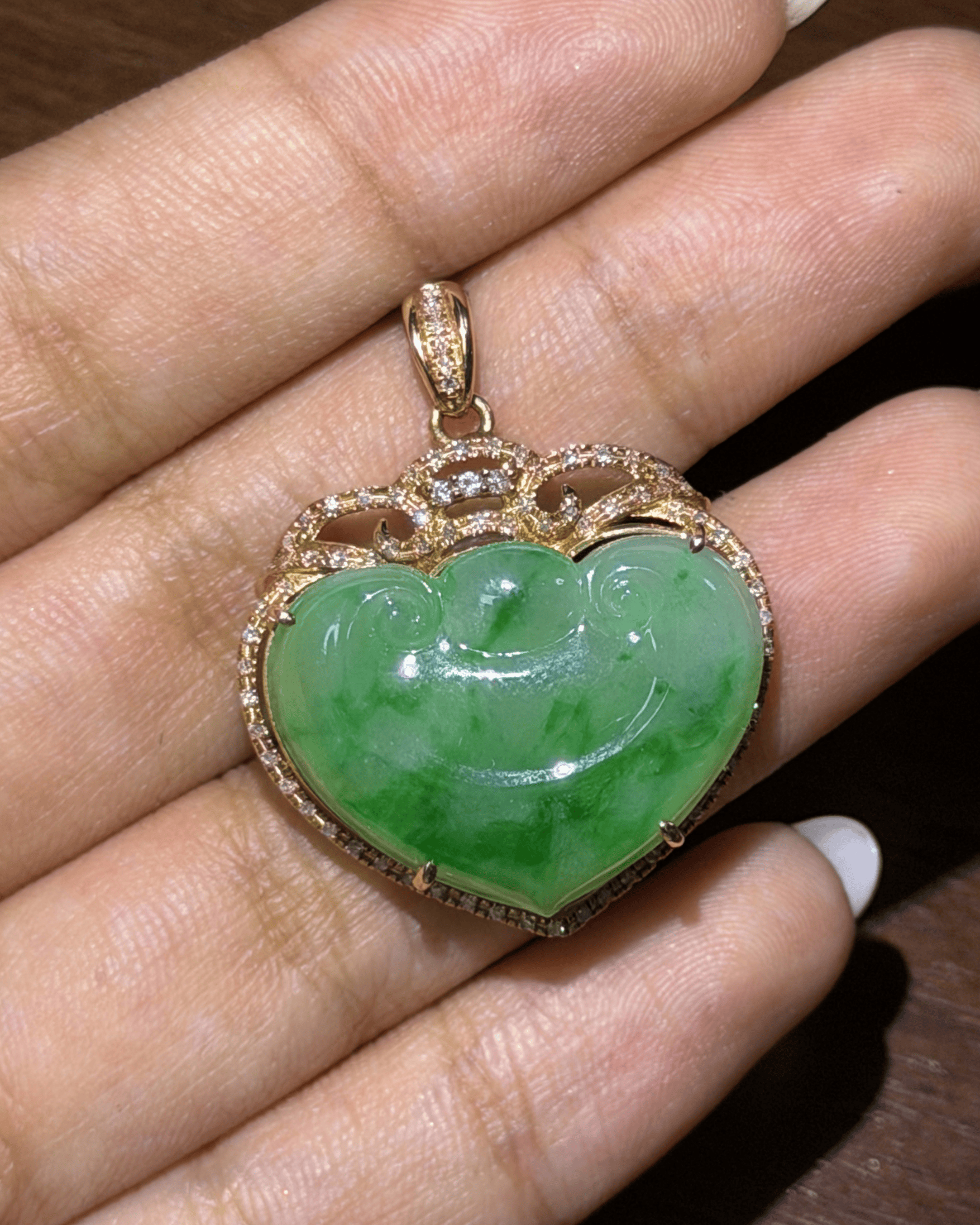 Luxury Promise Carved Jadeite Heart Pendant in 18K / 5.7g  5916 JJC0121