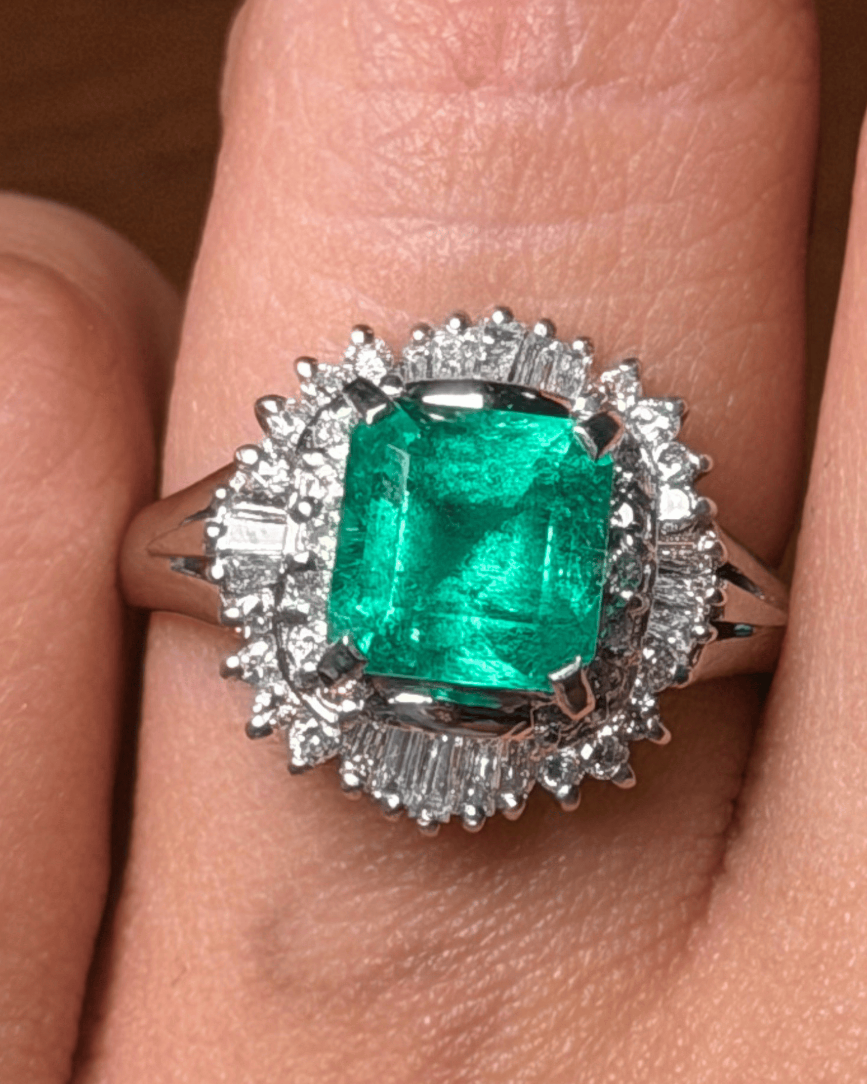 Luxury Promise Colombia Emerald Ring with Diamond Halo in PT900 / 6.6g, E1.57ct, D0.53ct  4262 JJC0137