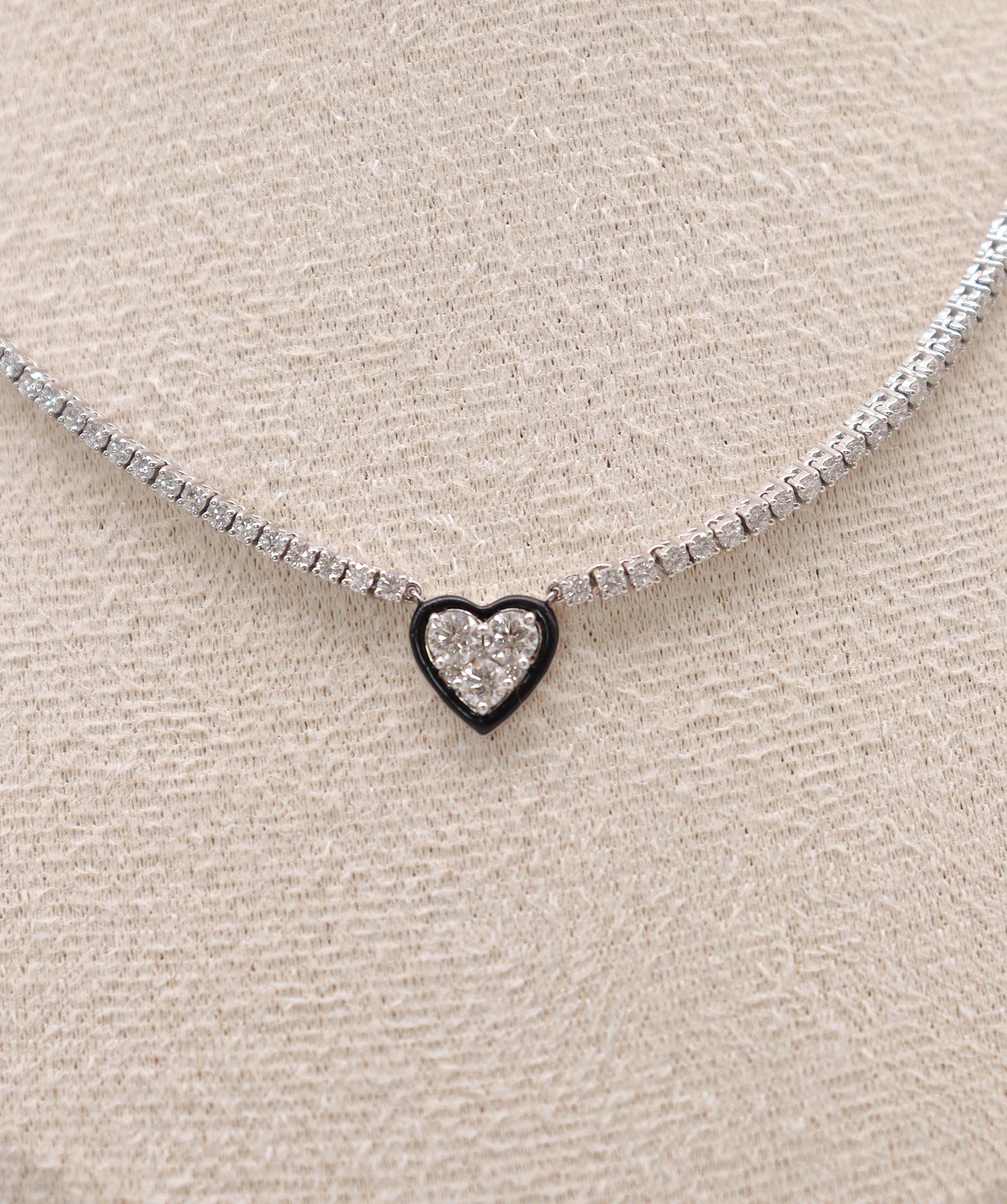 Luxury Promise Necklace Pendant Gold: 11.225 / Diamond: 2.980 P-B94K ASC6649