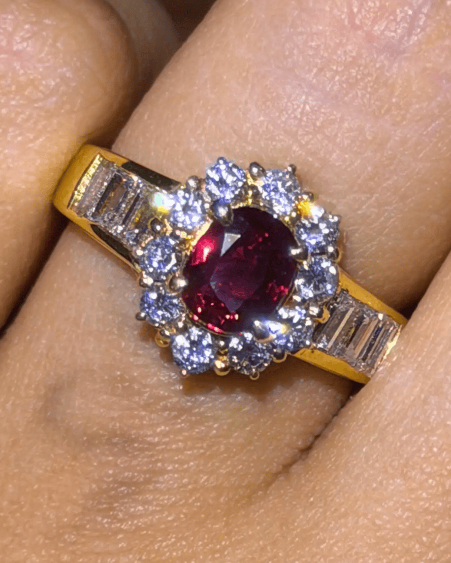 Luxury Promise Oval Ruby Ribbed Band Ring with Diamonds in 18K / 5.5g, R0.987ct, D1.03ct  31S7Y JJC0067