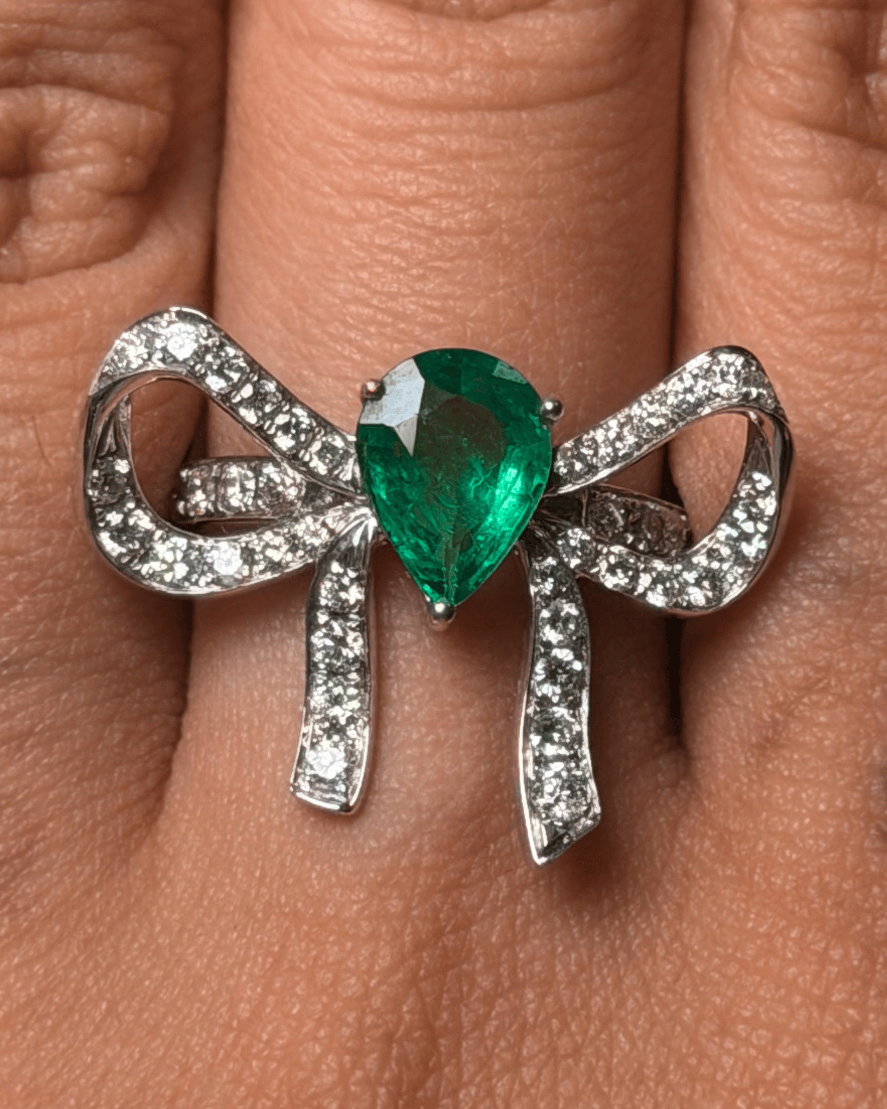 Luxury Promise Pear Shaped Emerald Ring with Diamond Bow in 18K / 5.53g, Vivid Insignificant Oil E1.26ct, D1.09ct 2816  JJC0149