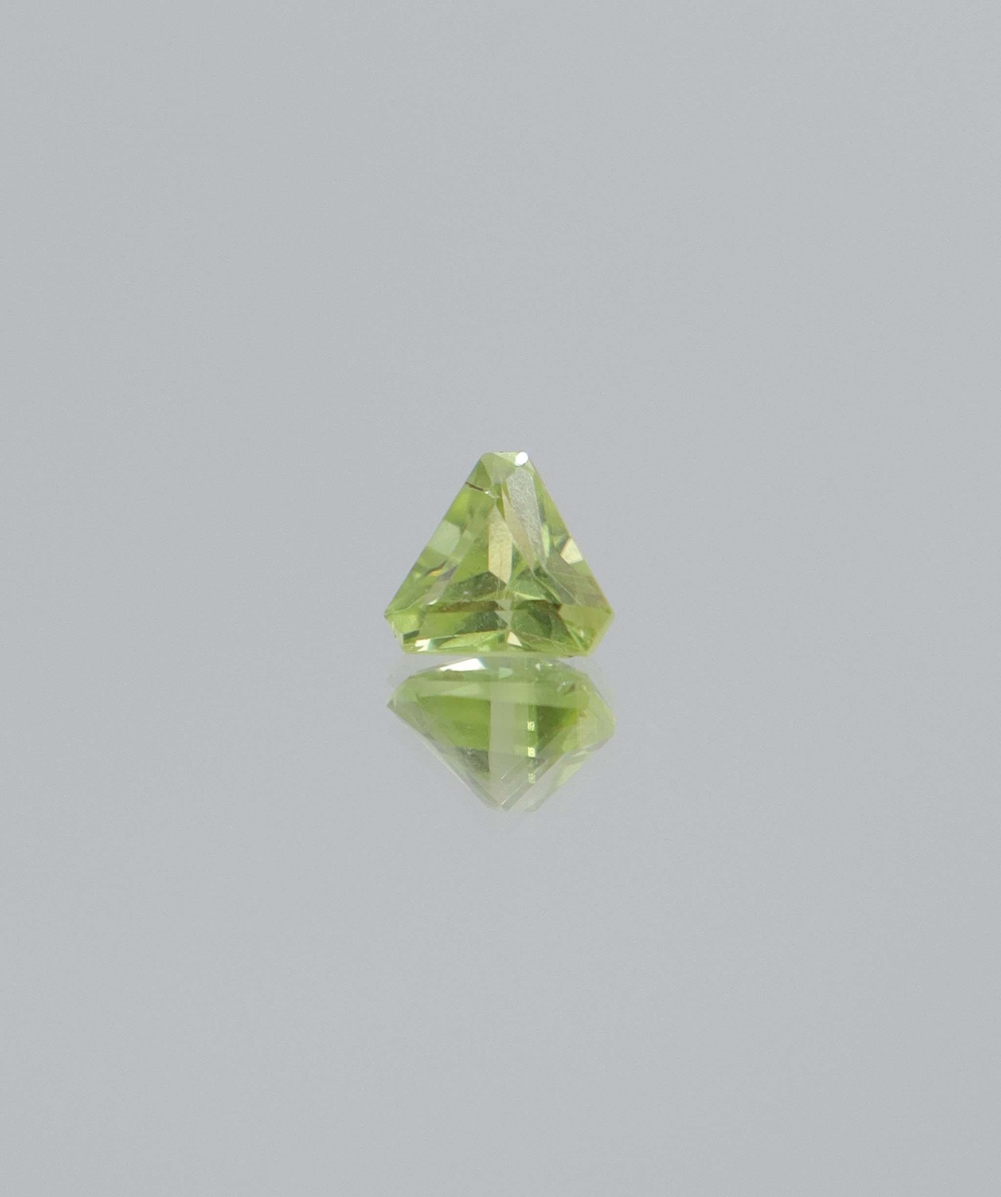 Luxury Promise 0.89ct Peridot Trillion cut DXBCD2094