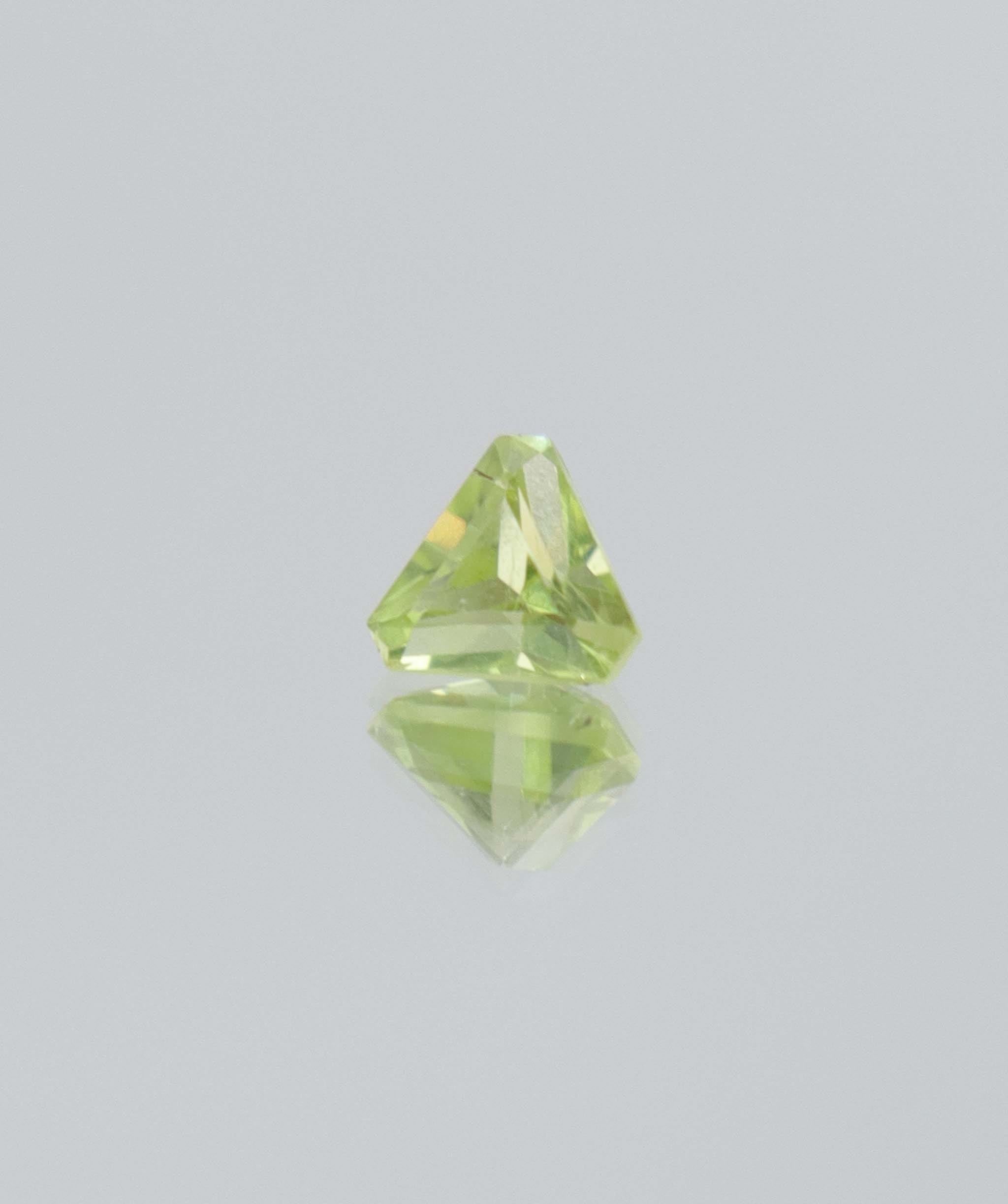 Luxury Promise 0.89ct Peridot Trillion cut DXBCD2094