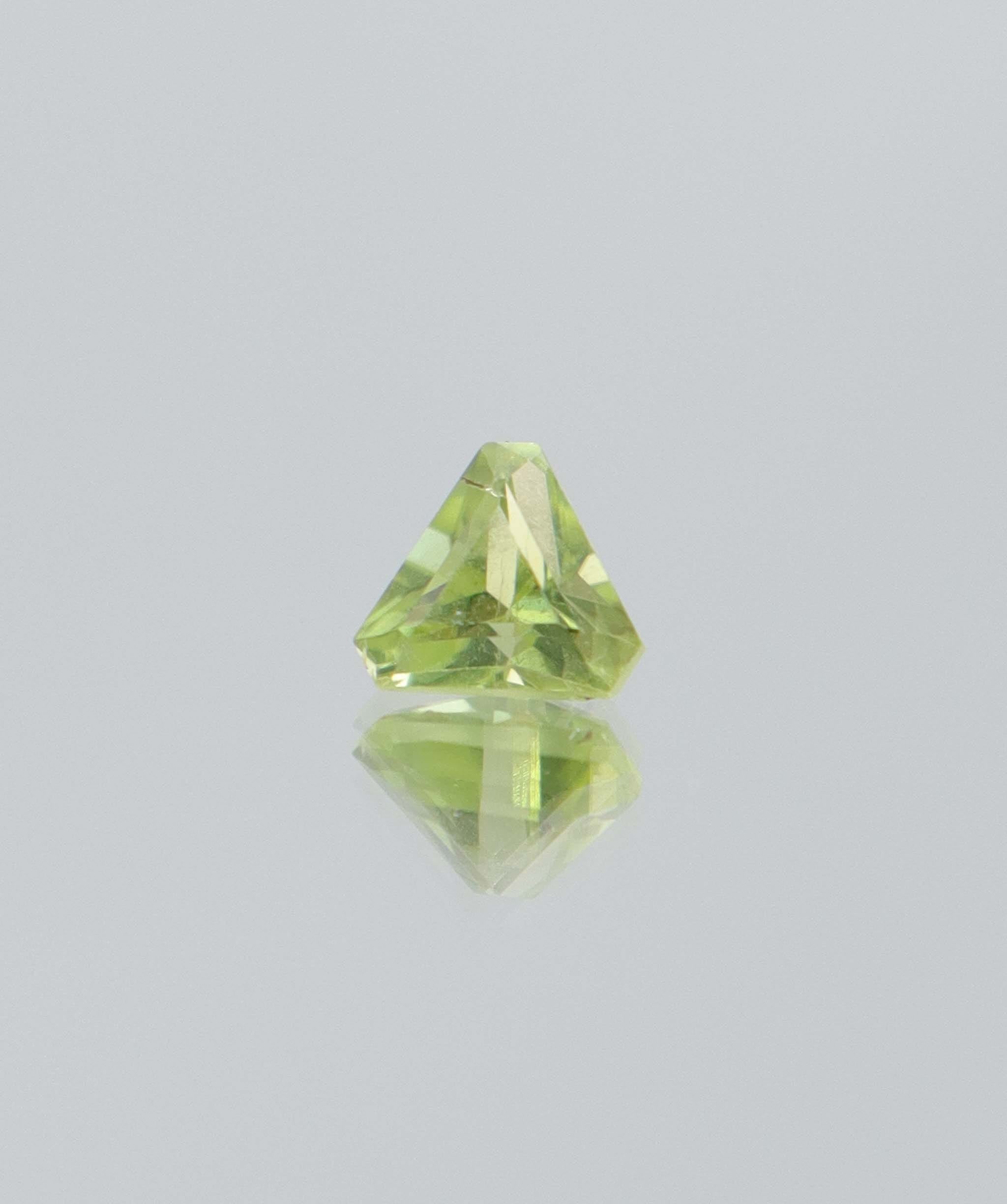 Luxury Promise 0.89ct Peridot Trillion cut DXBCD2094