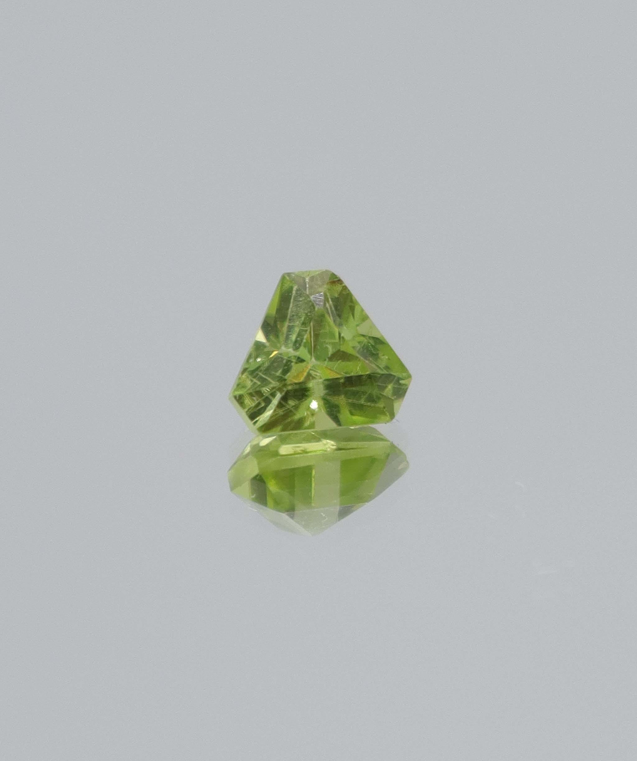 Luxury Promise 1.22ct Peridot Trillion cut DXBCD2091
