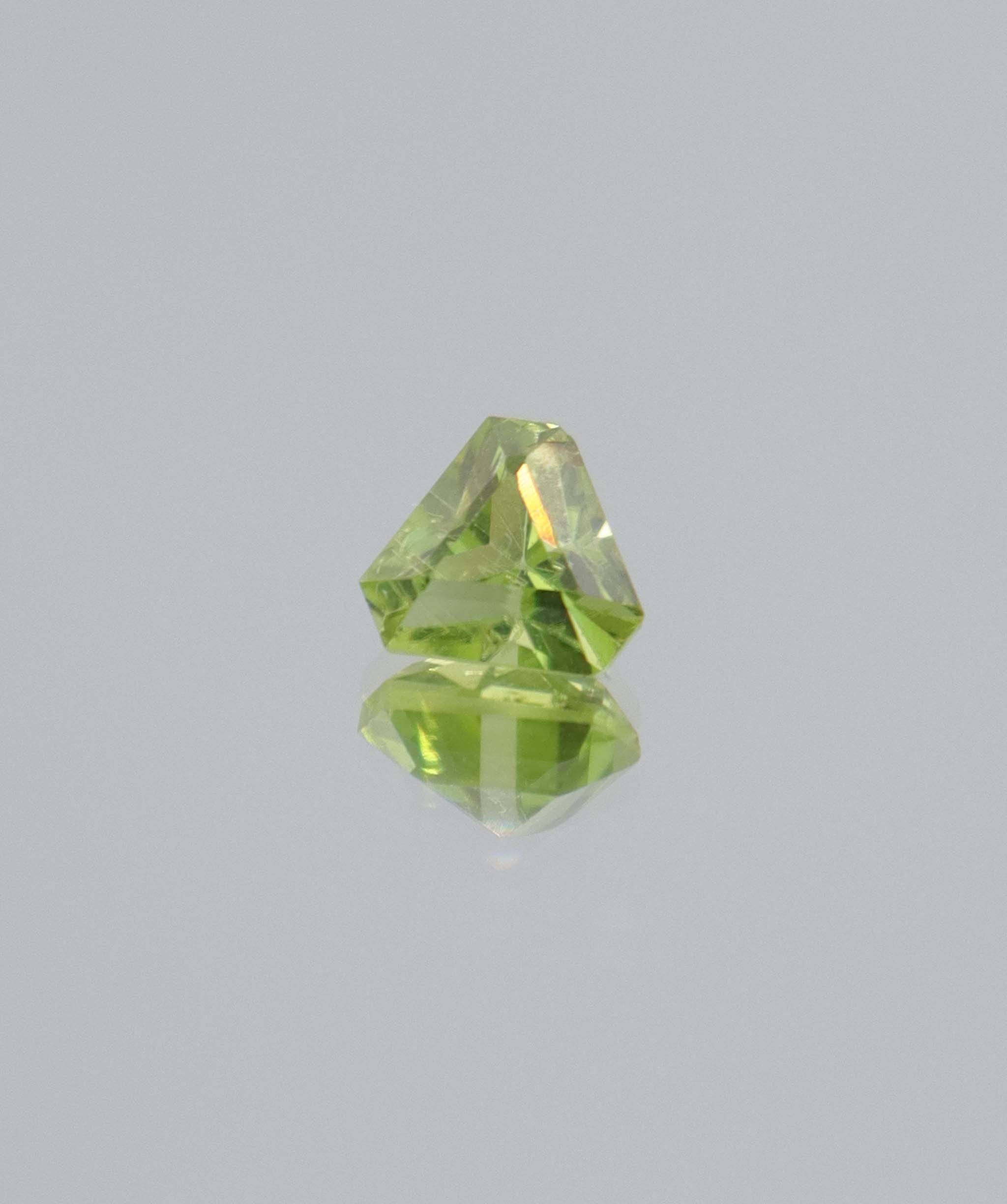 Luxury Promise 1.22ct Peridot Trillion cut DXBCD2091