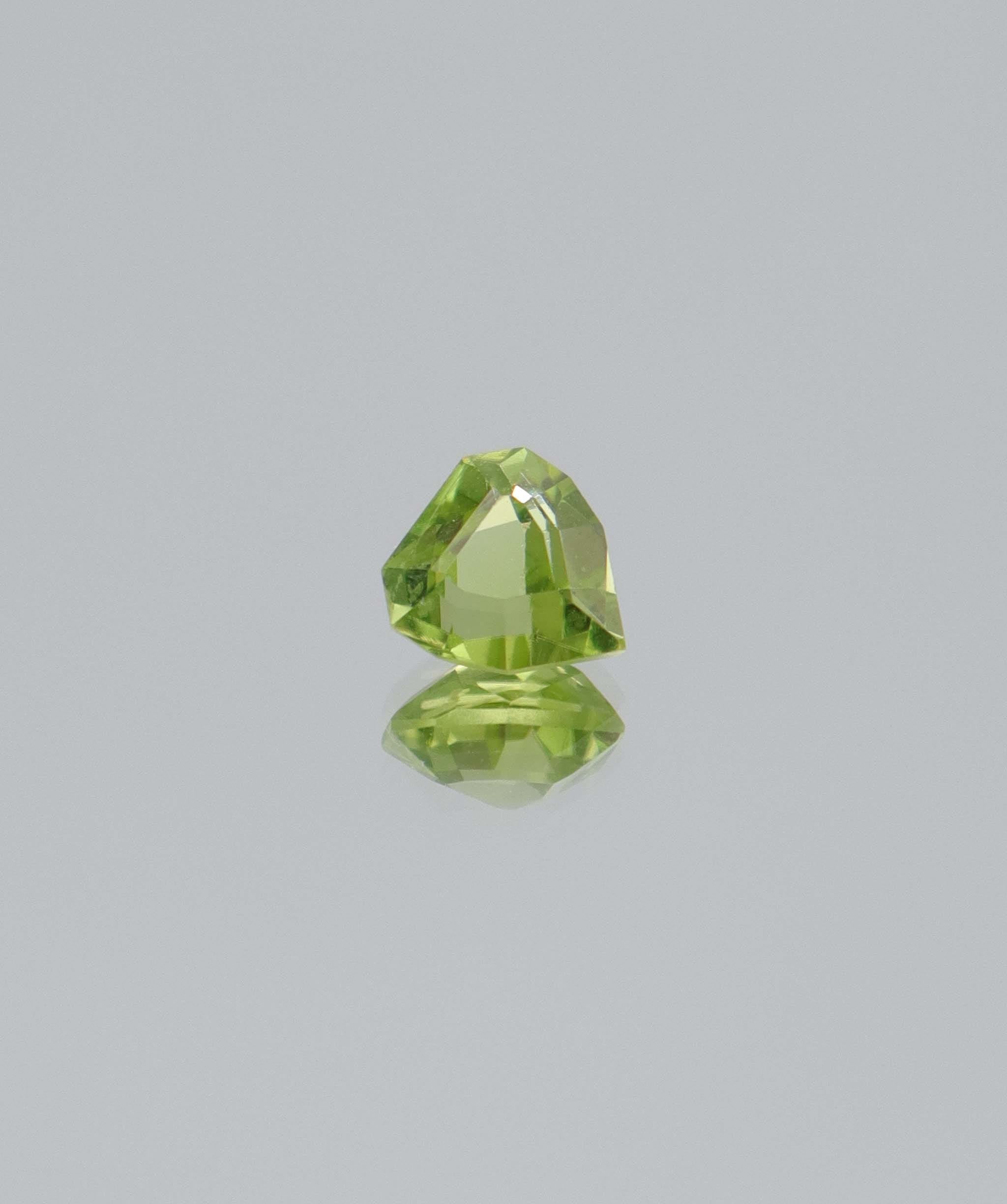 Luxury Promise 1.37ct Peridot Trillion cut DXBCD2090